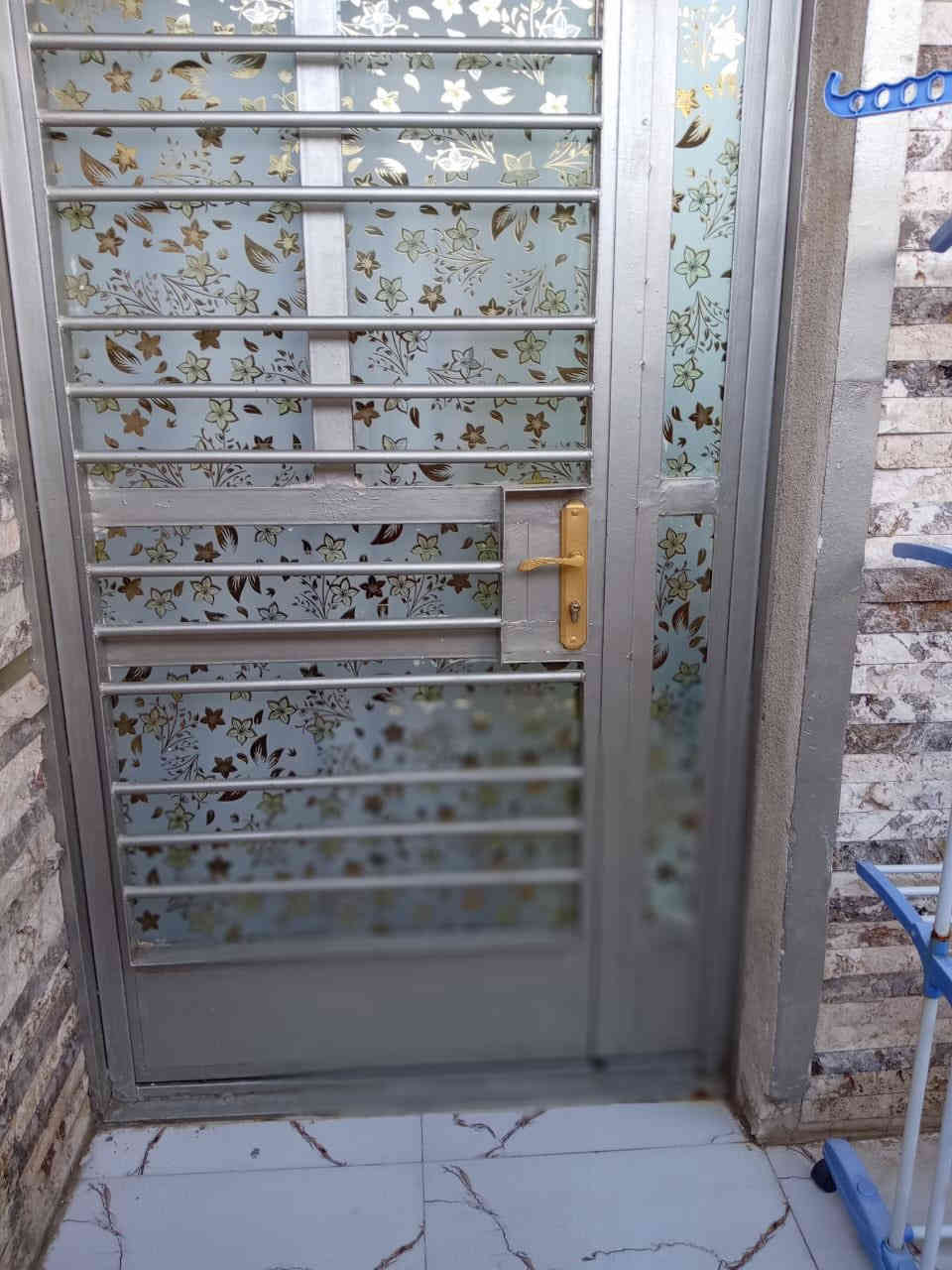 بيت زراعي سند 17 
مساحه 50 طابقين بناء حديث ونظيف كلش
واجهيه 5 
البياع مواصلات الخامسه شارع جامع خديجه الشارع عريض مجاري رئيسي تانكيات عدد 2 /1000 يحتوي على حمام خارجي استقبال ومطبخ وصحيات 
والطابق الثاني غرفتين وصحيات
السعر 75 وبي مجال البيت جاهز مابي اي نقص 

للاستفسار ***********
