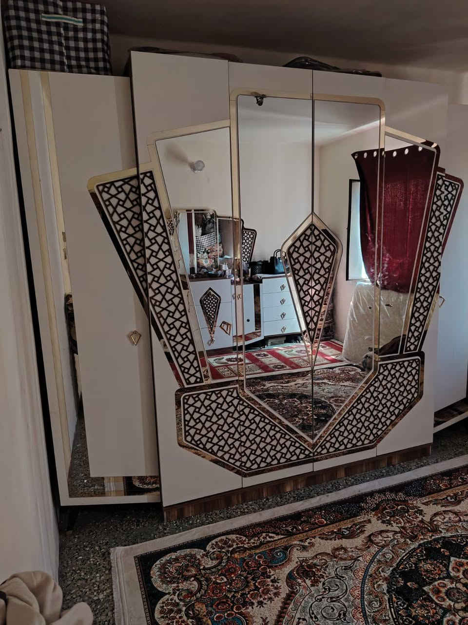 غرفة نوم نظيفة للبيع سبب البيع الانتقال لبيت صغير ***********
