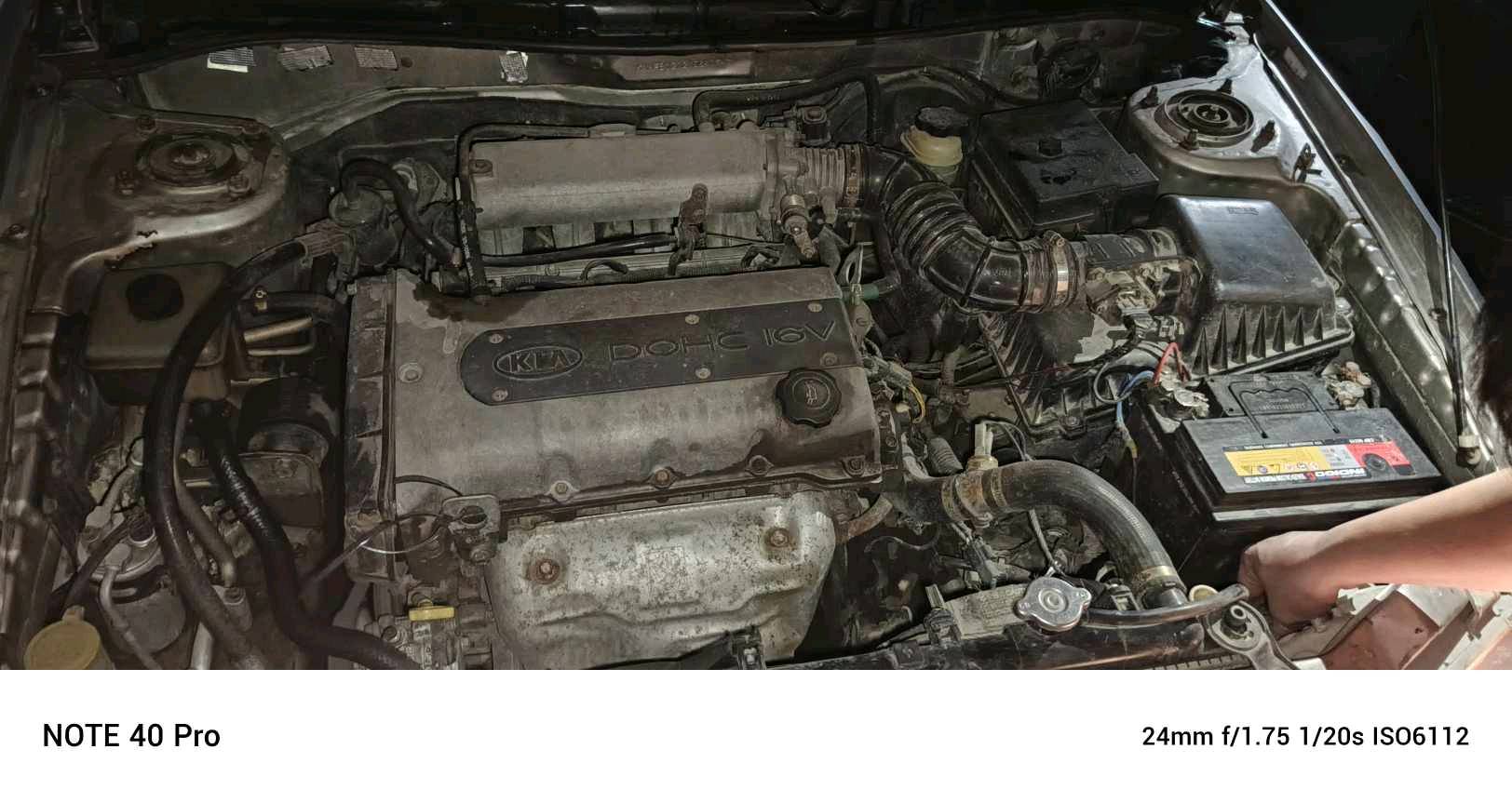 سيارة كيا سيفيا موديل 2000 معروضة للبيع. المحرك بحاجة إلى صيانة بسيطة، والهيكل الخارجي يحتوي على بعض الخدوش كما يظهر في الصور. السيارة ممتازة للاستعمال اليومي.