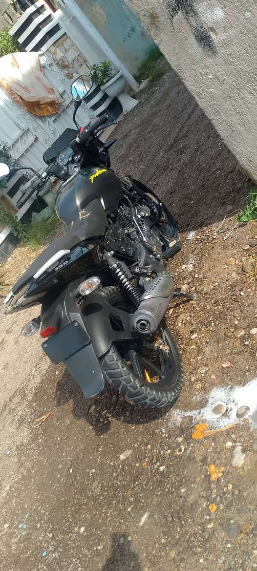 بولسر نيو 150 دراجه نظيفه كلشي بيه شغال ماشيه37 موديل21 
نقص كفر جانبي فقط بدون اوراق اكفلك كلشي تاخذها من البيت 
*********** المكان بغداد الراشدية مقابيل الحسينية السعر  مليون وترهم مراوس اب ايراني فوكاها فرق
