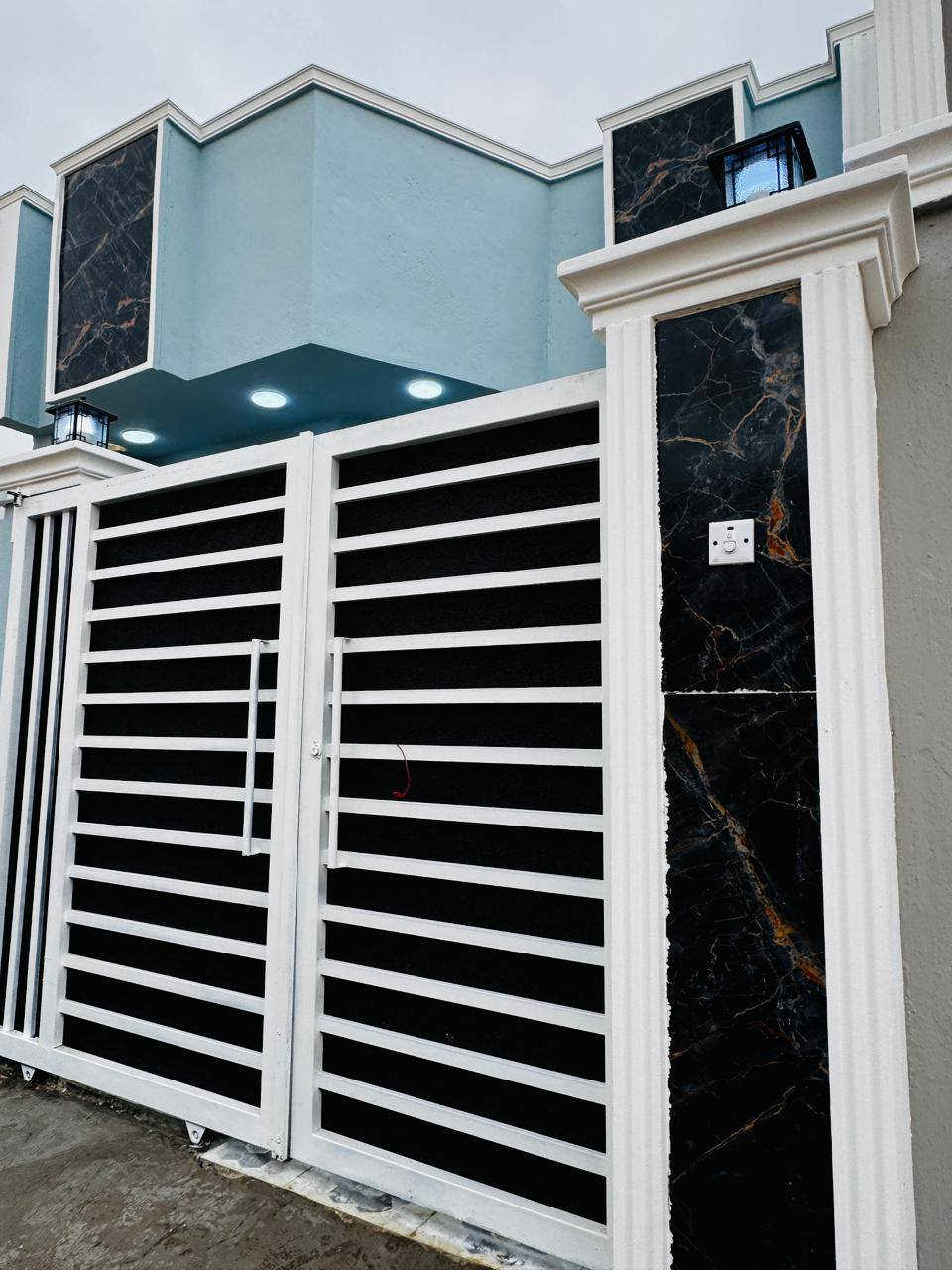 تحيه طيبه بيت مساحه 130متر للبيع حديث غير مسكون طابوك كله.يحتوي علا غرفتين نوم وصاله واستقبال ومطبخ وصحيات داخليه وخارجيه وكراج مرقم من البلديه. لسعر48 عنوان حي الحكيم نزلت الوائليه يبعد عن الشارع الصب 40متر للستفسار ***********
