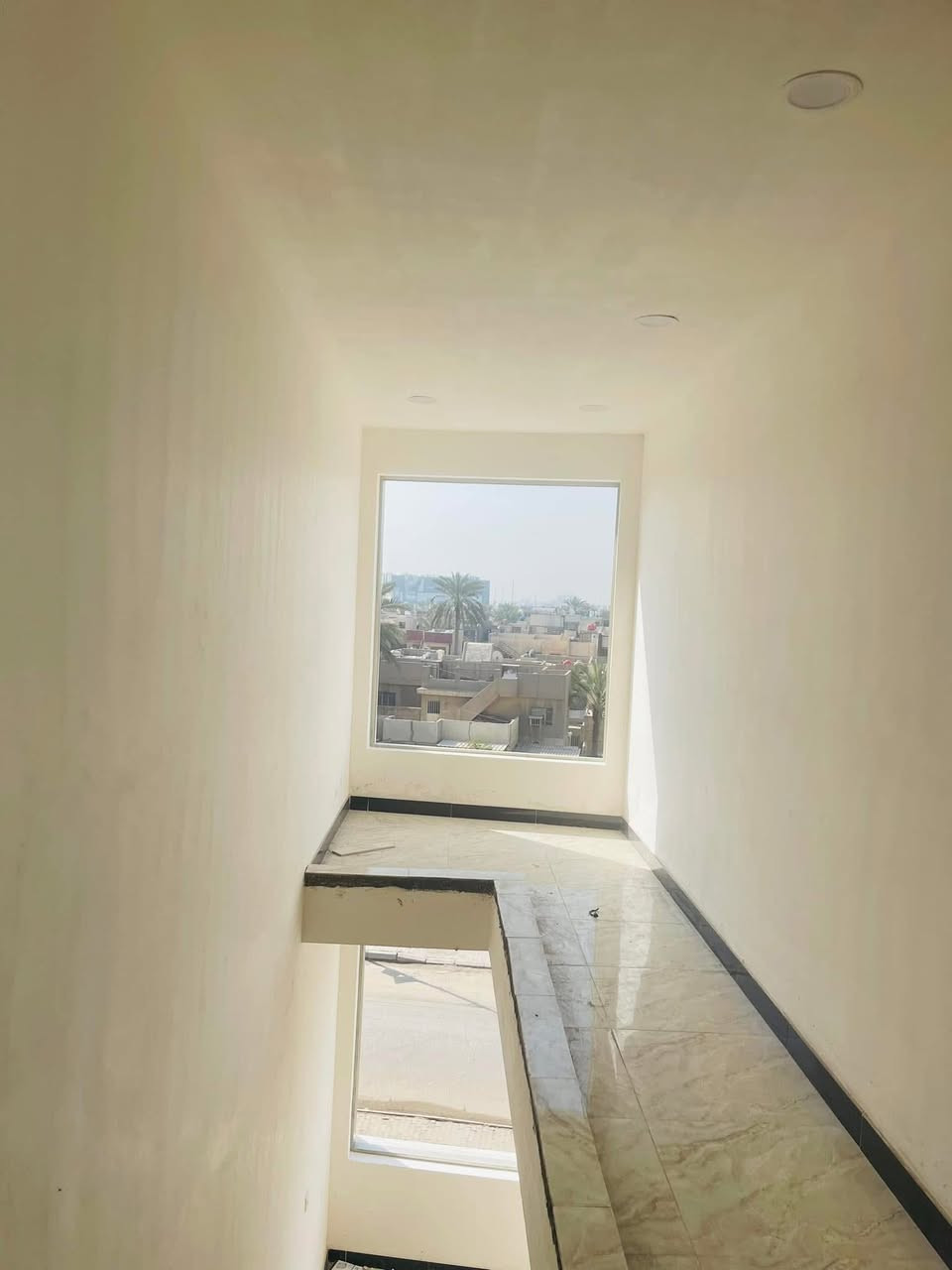 شقة للايجار.    للايجار      حي القاهرة شارع السايدين 2 نوم وصالة طابق اول بلكونة على الشارع  حديثة  السعر500 الف للستفسار***********
