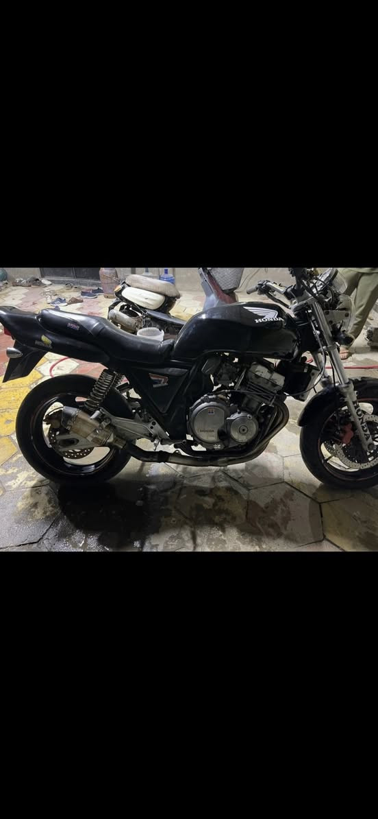 سيبي فور 400للبيع  كشر كلش نضيف محرك جيل اول معروف مابي اي صوت نكره بكل وقت دراجه خير من الله اوراق كامله تايرات جدد شرط شلعه معدل ترايك وين متريد دهن موتل جديد لاتبخير ولا تنقيص فصله نار باتري جديد شغل وطلع وين متريد السعر مليون ونص مكاني كربلاء حي النصر بيع فقط ماراوس الشراي يتصل ويدلل مامتواجد خاص ولا وتساب 
***********
