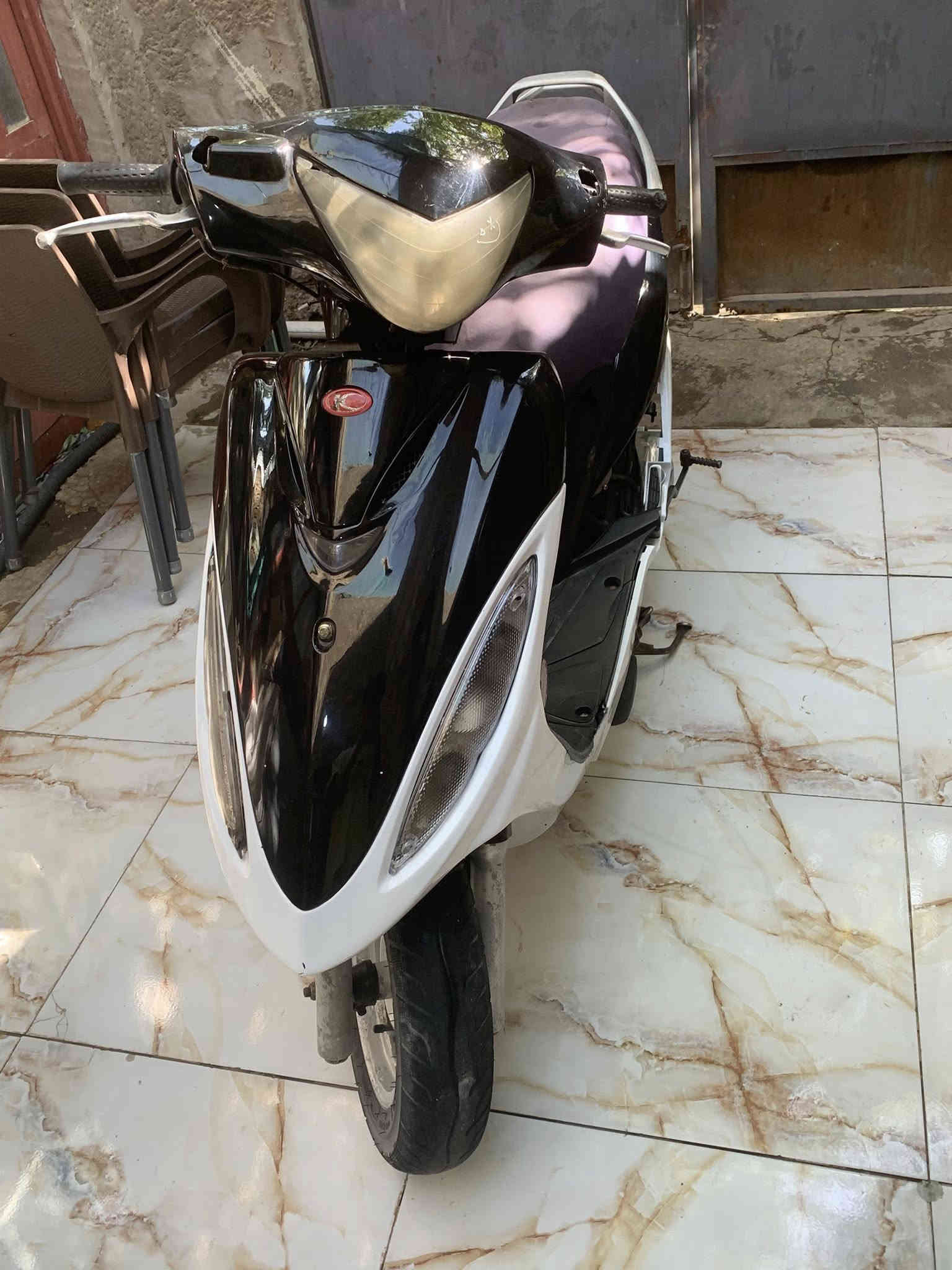 كامكو g4. مكينه 125 سرعته ١٤٠.  مكينه مفتوحه دراجه شوفتك عينك نضيفه وكلشي بيه شغال. والكهربائيات جديده .  سعر  450 بيها مجال بسيط  مكان نجف براكيه 
للستفسار ***********
