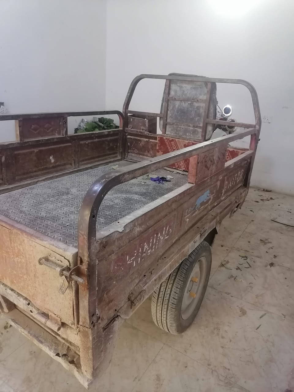 السلام عليكم ستوته للبيع مكينه تخم تايرالسعر 300 و 50 لاتصال ع الرقم ***********
