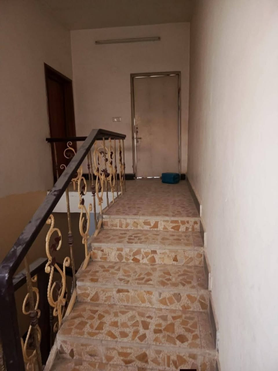 دار سكني #للايجار

موقعه #حي_الضباط_الثانيه
شارع ااوكفه مقابل مطعم اربيل

يحتوي الطابق الاول علئ غرفه نوم وصاله ومطبخ وصحيات واستقبال وطارمه كبيره
يحتوي الطابق الثاني علئ غرفه نوم

 #للاستفسار اكثر 
#واتساب_اتصال_***********
أو مراجعه مكتب السند للعقار الكائن في الجزائر شارع المطاعم مقابل مدارس التفوق الاهليه
