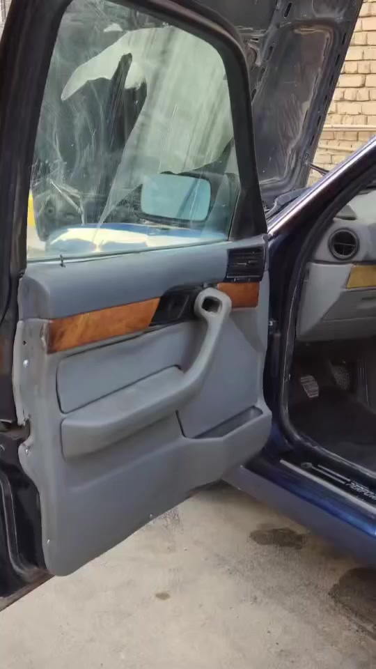 ‎مكينة 6 سلندر گير  عادي
ويل M والويل اللي بالصورة قديم هسة شديتلها ويل M 
‎حدادية حلوة وتبريد شغال بس فاتح الكمبريسر موجود عندي وصرفيتها تخبل
*********** 
سعر 40 وبيها مجال قليل 
ادوات شعدك نزل مراوس
