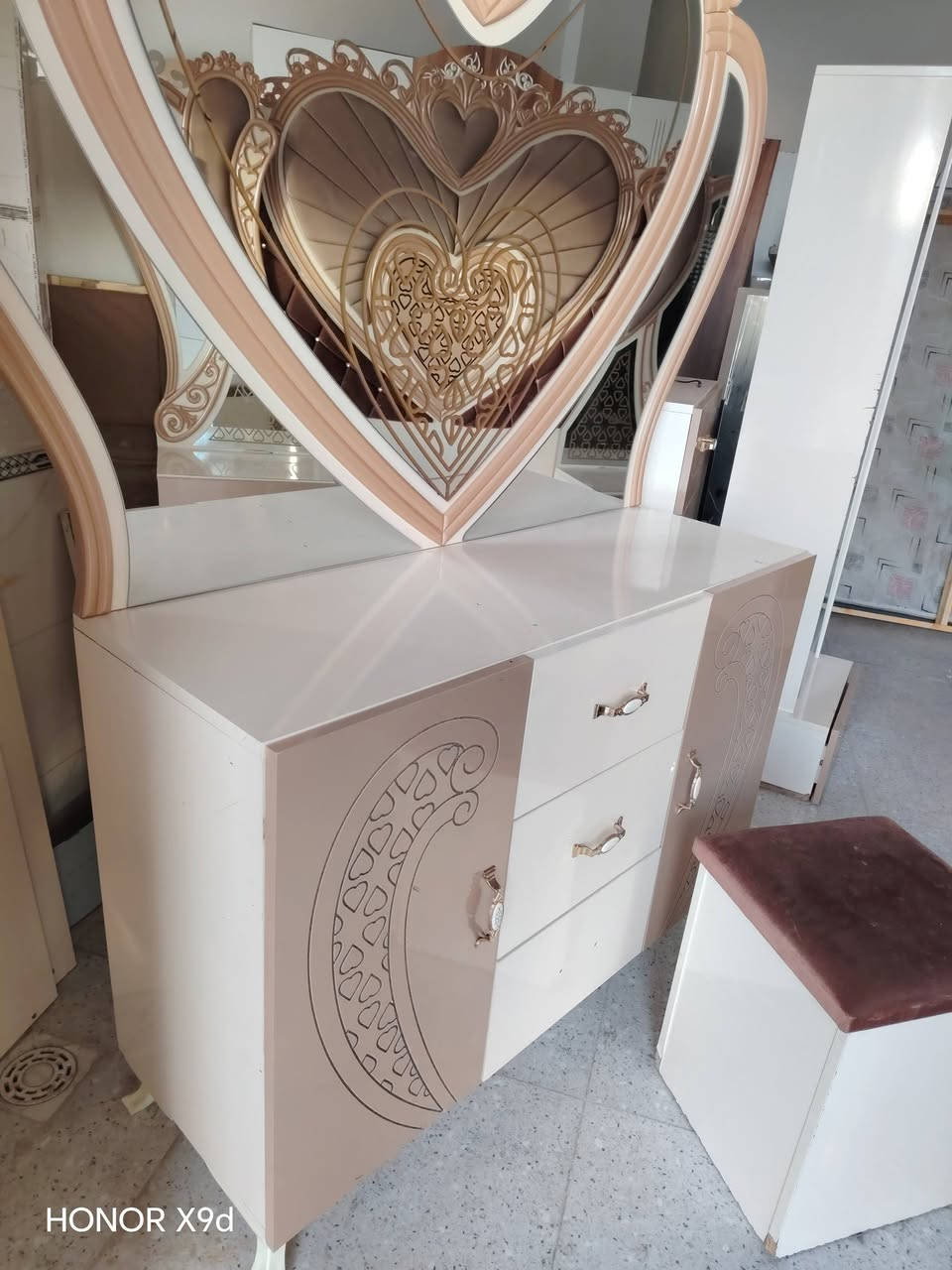 سلام عليكم غرفه تركي 9قطع تعتبر جديد بيع اومراوس الشراي يتفضل خاص ***********
