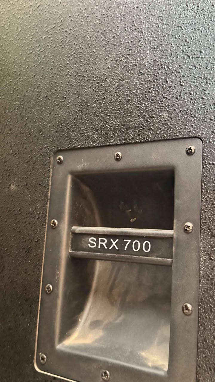 🔊 للبيع زوج سبيكرات SRX-700 قياس 15 إنج 🔊
للبيع زوج سبيكرات SRX-700 بحالة ممتازة جدًا، استخدامهن قليل جدًا، وبعد الشراء بقن مهمولات وما مشتغلات إلا لفترات بسيطة.

✅ قياس 15 إنج
✅ صوت نقي وقوي وراقي جدًا
✅ أداء ممتاز بالترددات الواطية والعالية
✅ يرهمن مونترات على المسرح، ويرهمن عموديات للصوت الخارجي والمجالس والمواكب 
✅ حالة نظيفة وخالية من الأعطال

اللي يدور على صوت احترافي وجودة مضمونة، هاي فرصة مناسبة بسعر مناسب.

📞 للاستفسار والمراسلة على الخاص.
***********
