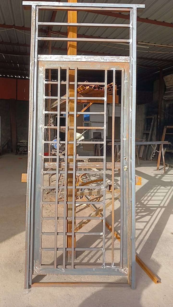 عمل ابواب وشبابيك درجه اولى نوع الحديد مليم ونص اطار الشباك جنل  ثلاثه انج 4 مليم  سعر المتر 45 المكان حله وتساب***********
