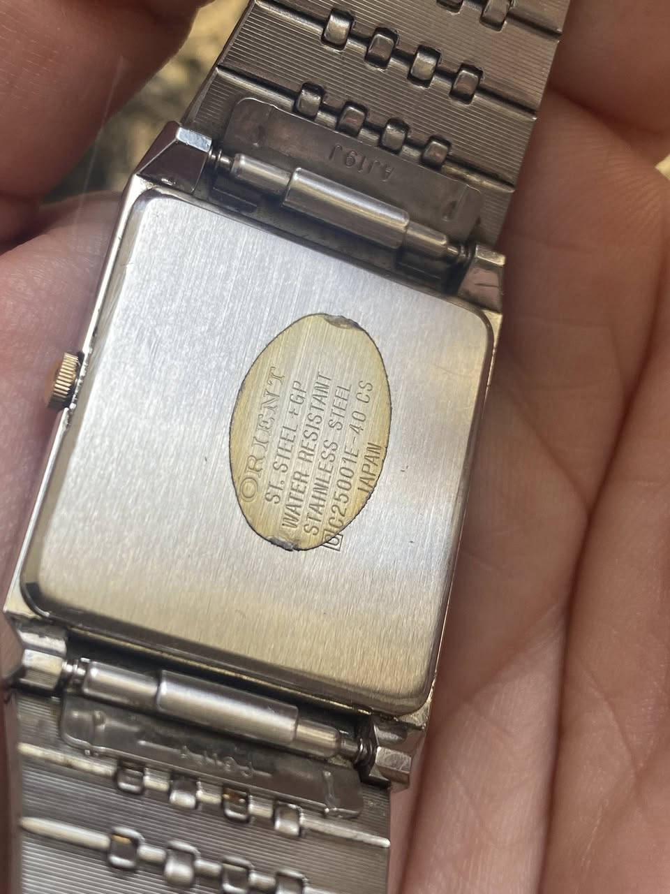 السلام عليكم
اورينت كوارتز 

ياباني اصلي انتاج الثمانينات 

مخزنة بالستيكر 

طلاء ذهب مع ستيل 

قطر ٢٦*٣٦ رسمي 

بلادية بالكامل 

سير واسع 

زجاج مقاوم للخدش

مقاومة للماء 

السعر ٨٥ الف

يوجد توصيل لجميع المحافظات 

***********
