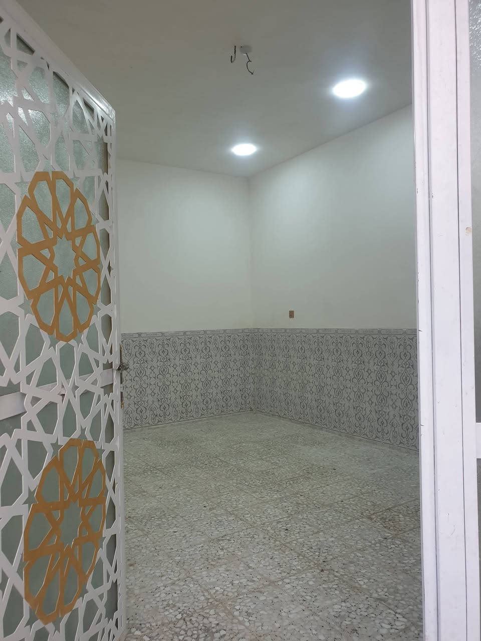 السلام عليكم اخوان يوجد بيت للبيع بشارع محمد الجواد الطابق الاول غرفة مطبخ استقبال صحيات خارجية وداخلية صالة صغيرة منور  الطابق الثاني غرفة وصالة صغيرة معزولة تنفع مخزن سطح كامل فرشي مساحته ١٢٠ بالسند مية موقعه قريب علشارع للعلم بناء حديث وكامل من كل النواحي  للاستفسار الاتصال على الرقم *********** غير متواجد علفيس
