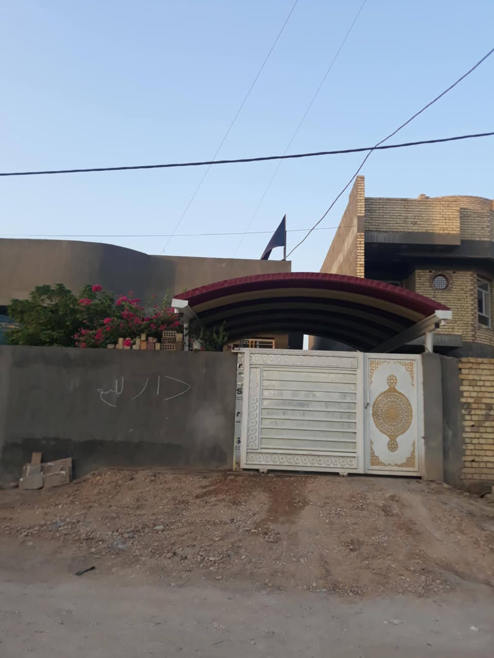 بيت للبيع منطقة الاسكان حي المنتصر خلف منطقة الرابعه 300م مكون من غرفة نوم عدد 2 /5 4x
صاله 11x5 استقبال 5x7
مطبخ 6x5 صحيات داخليه و خارجيه حديقه وكراج سياره مع مفضله كيسبان جاهز للسكن من كل النواحي مقابيل ساحه
السعر 150مليون بي مجال قليل للاتصال***********  مكتب الارجوان الاسكان السوق العصري
