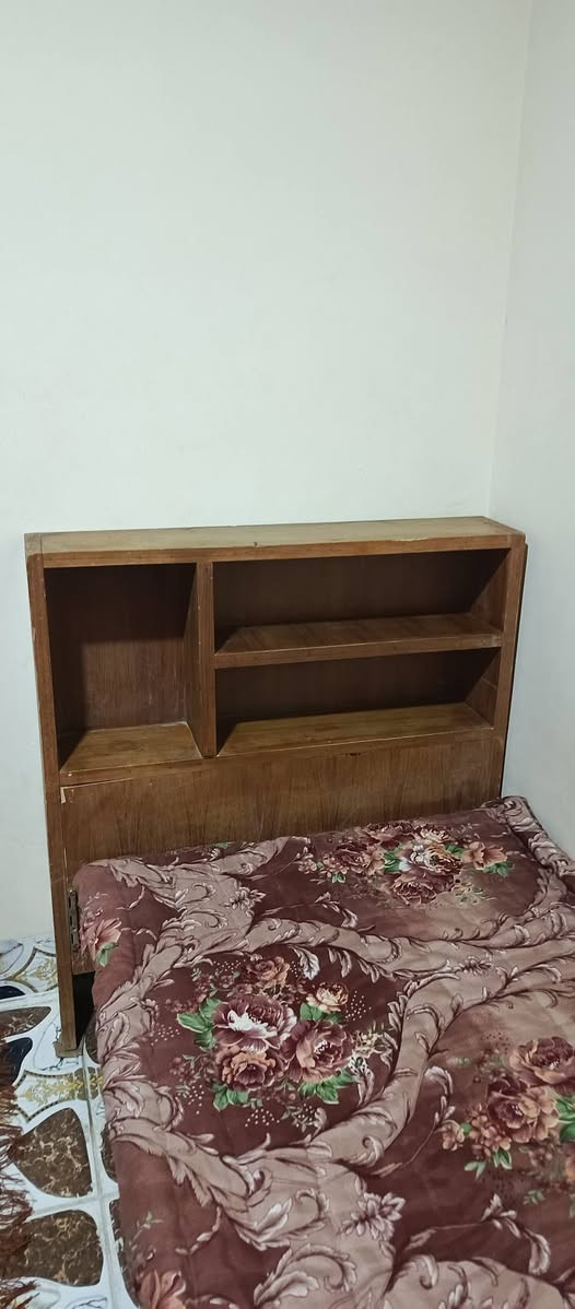 السلام عليكم تخت للبيع
السعر 50 وبيها مجال 
***********
