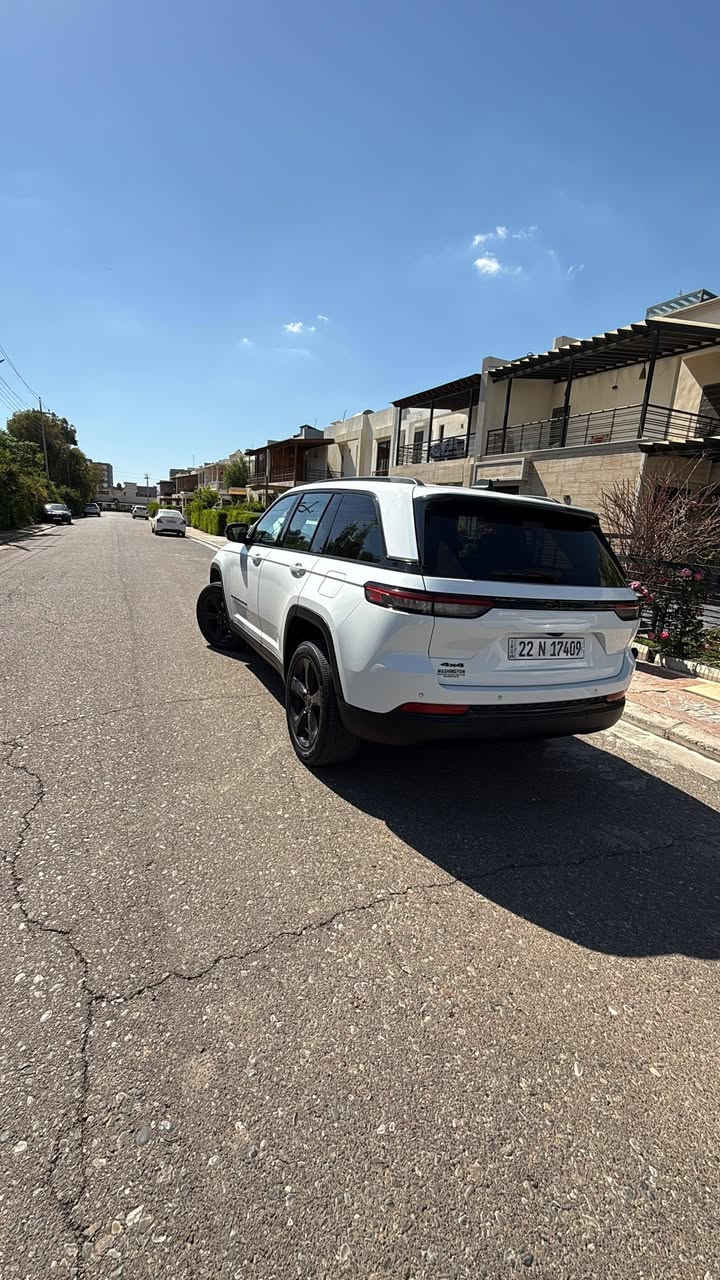 سلام عليكم
جيب كراند شيروكي بلاك توب 2023
Jeep Grand Cherokee _black top 2023
وارد أمريكي 
محرك 3600 / 6 سلندر 
4×4 دفع رباعي 
ويل 20 
مواصفات : 
بصمه تشغيل عن بعد 
رادار أمامي + رادار خلفي + جانبي (نقطة العمياء) 
تحديد مسار 
 تحديد سرعة 
قيادة ذاتية المسافات 
وضع قيادة سبورت + عادي 
شاشة رئيسية Apple car play + android auto 
تبريد قطعتين 
 الكشن جلد وكنتارا اسود 
كشن السائق كهربائي 
مري جانبي هيتر 
صندوق كهرباء 3 تحكمات سياره + بالبصمة فتح عن بعد 
كشن + ستيرن تدفئه
وبعد مواصفات اكثر 
حادثها جاملغ يمنه وربع بونيد البونيد بلادي مصبوغ 
والجاملغ مبدل ... الايرباك مبدل دشبول بلادي 
السيارة رقم اربيل تحويل مباشر متواجده ب بغداد 
ر. م : *********** 
س : 285 ورقه
