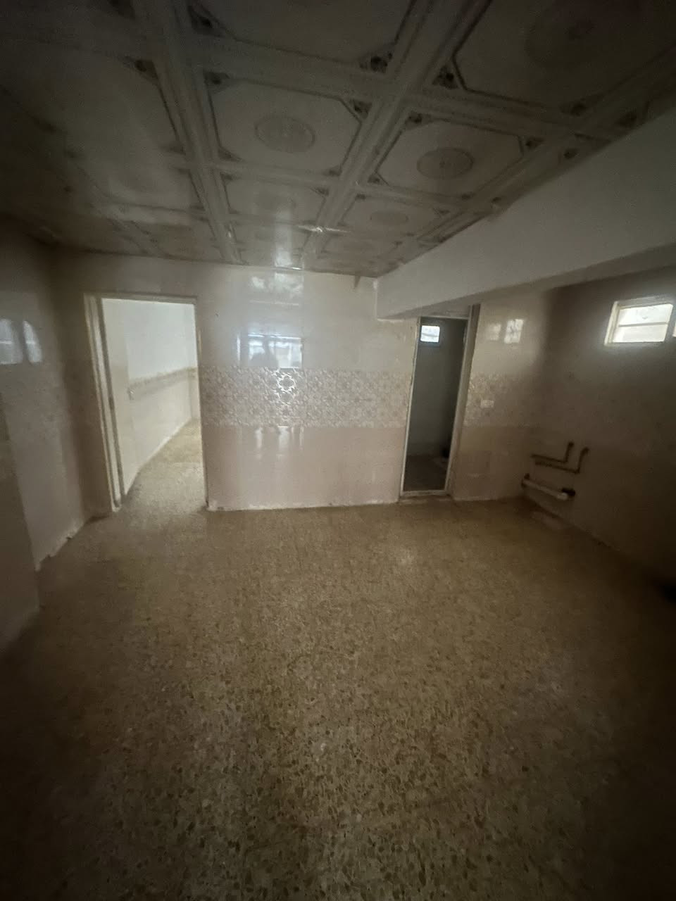 دار كلاسك طابق ارضي للإيجار 
البنوك حي البيضاء خلف مرطبات الصفصاف  
يحتوي الدار عل مطبخ وحولي وغرفه نوم وخدمات 
للاسفسار ***********
