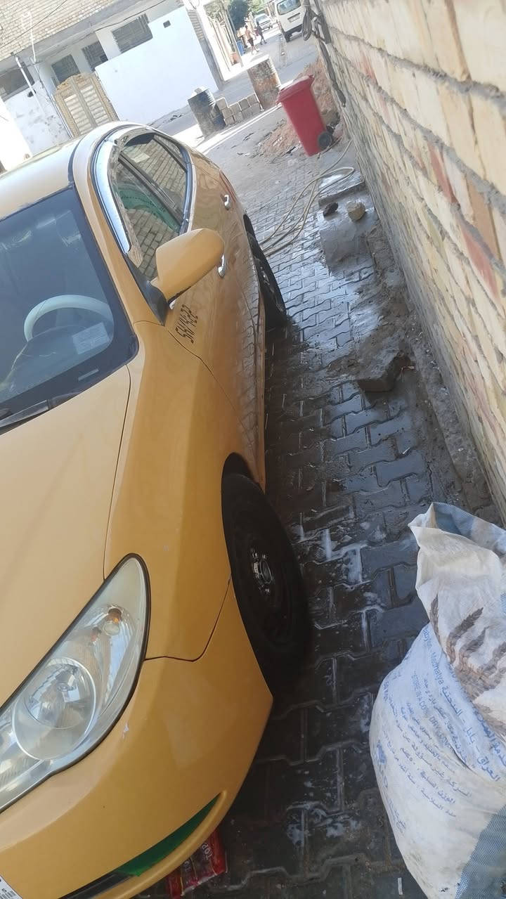 النترا 2009 وارد امريكي مكينه 2000 دوش بيها جاملغ ايسر وباب السائق مكانها المدينه 
السعر 83 وبيها مجال 
***********

