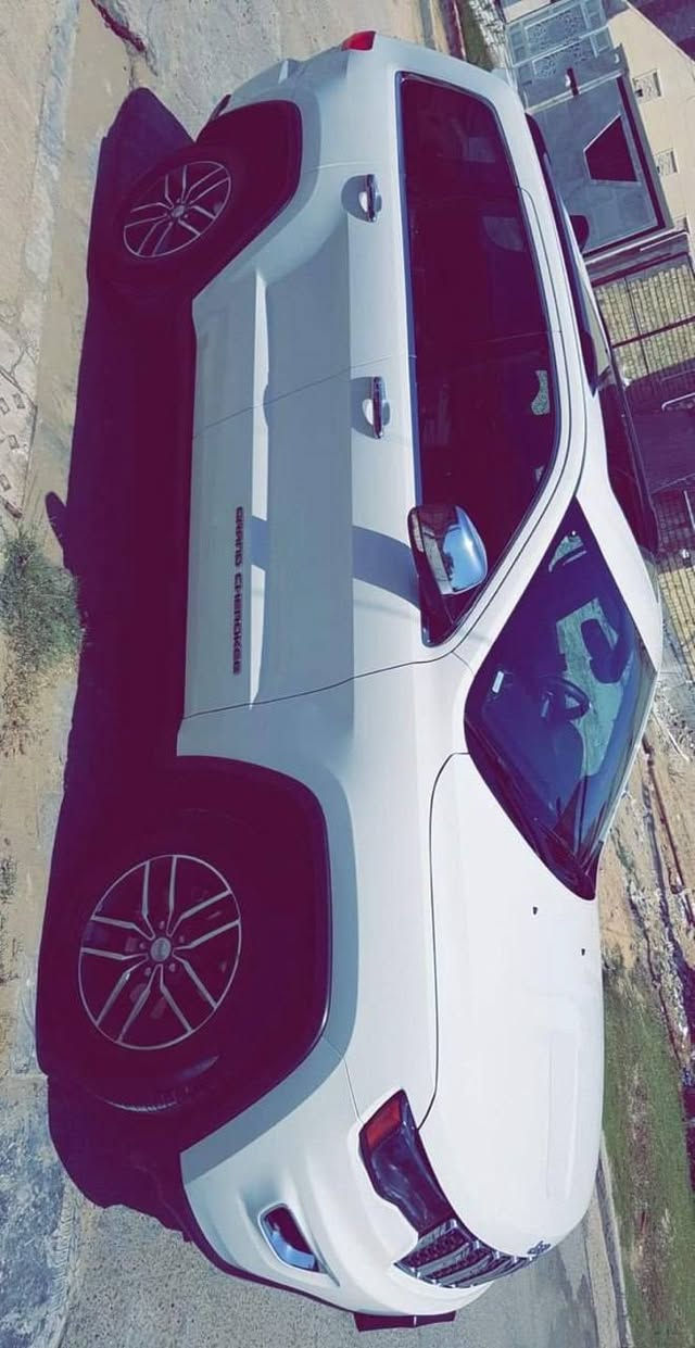 جيب شيروكي فئة لمتد فول مواصفات موديل 2017  بغداد بأسمي تحويل ثاني يوم السنوية والهزه ورقم هشهر اجددن يعني مدوخ ولا تتعب
حادث بسيط جدا بابين صفحة السايق ضررهن بسيط وتبدلن بنفس اللون بلاديات مال سياره نفس الفئة بدون صبغ وبدون ايرباك وبدون دواخل وبجم مابيها والباقي السياره على ايدي ((جديده بمعنى الكلمه وادامه لكلشي مسوي)) عدا اخر فتره صار ينرادلها فريز تبديل طبيعي الفريز كل ٥ سنوات يتبدل وينكص فلوسه من سعرها  
والياخذها يفحص كلشي بيها حتى تطلع من مسؤليتي  

مواصفاتها
بانوراما
كشنات كهربائية 
تدفئة ستيرن
خزن وضعيه كرسي السائق
تبريد وتدفئة كشنات 
شاشه جبيره تدعم اتصال بالاجهزه 
لايتات ليد بلاد وكشافات ليد بلاد 
صندوق كهرباء
رادار خلفي يوقف المركبه اذا اكو شي خلف السياره وتم الرجوع عليه
حساسات خلفيه
كامره خلفيه 
ويل كروم 
حساسي ايطارات
شاشة اعطال دجتال 
يدات ومري كروم
نظام تزحلق
انضمه سبورت وايكو
دبل جام وعازل حراري بلادي 
كشنات جلد 
صاج ديكور
نظام الانطفاء الذاتي في الازدحام
كير ٨ نمر اقتصادي 
محرك ٣٦٠٠ المرغوب
تو ويل المرغوب 
 

$$$السعر( 215 )$$$
ماشية ٦٥ ميل 

مكاني بغداد العامريه 
رقمي ***********  بي واتساب. الله شاهد ذكرت كلشي وفصلتها تفصيل وماتوقع اكو احد هيج يسولف كلشي بس حتى لا اتعبك ولا اتعبني 🌹اسف على الاطالة
