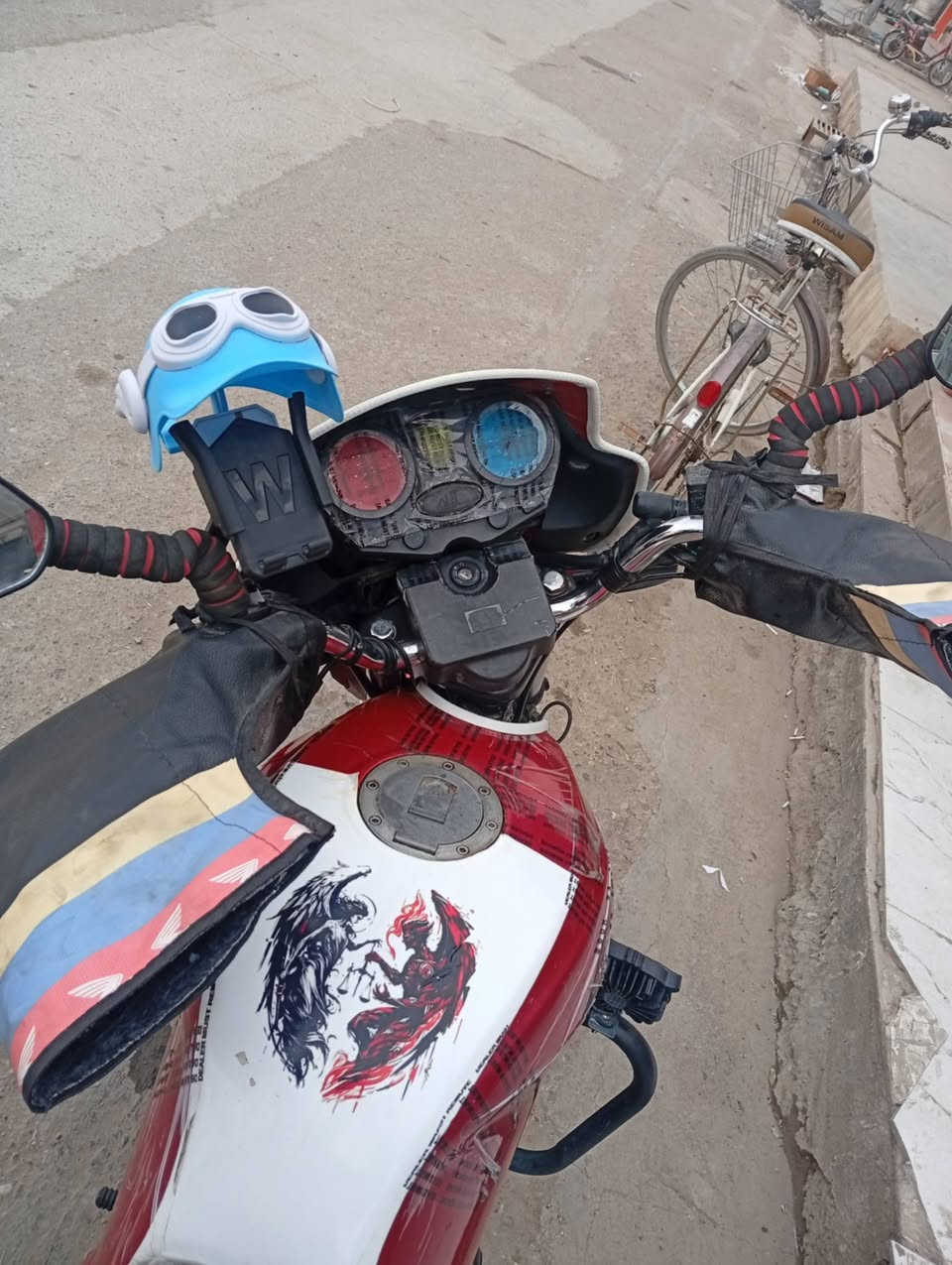 للبيع
.
.
سايم ١٨ مسجل كامل لوحات وسنويه رقم نگليزي مال جناي الموطور  نضيف بمعنئ الكلمه تحويل ثاني يوم تايرات جدد زنجيل جديد لكابريتر مال سايم جديده زنون   + زنون بومه سعر...... ( مليون و ٥٠٠)  رمادي ***********
