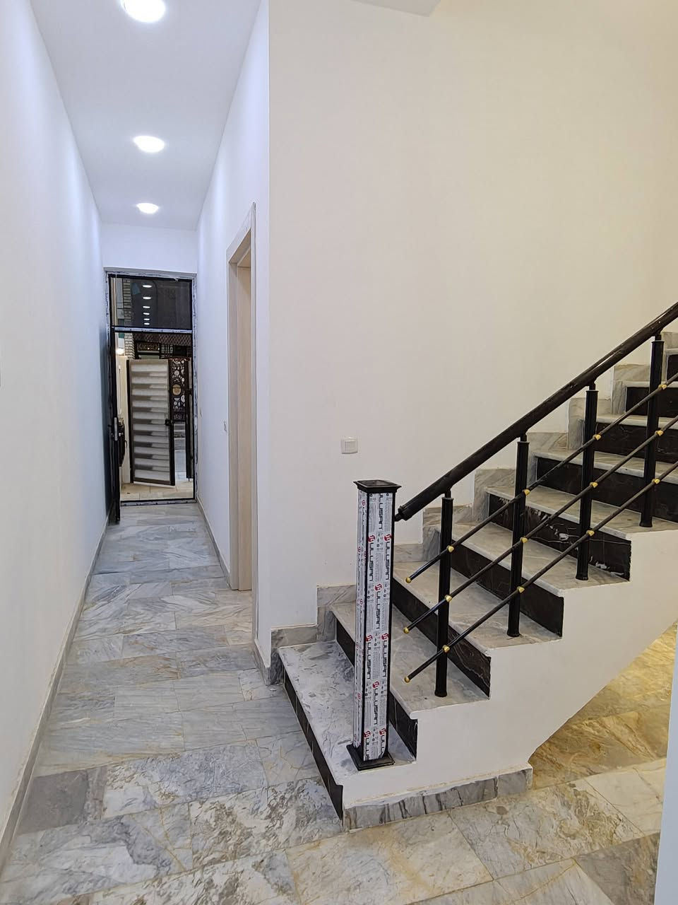 دار للبيع 125 م  حي الجهاد الشارقه قريب مجمع النسيم موقع حلو جدا يحتوي ع 4 نوم وصاله ومطبخ وخدمات عدد 3 واجهه 6 وربع نزال 20 للاستفسار عن السعر اتصل ع *********** شركه المستقبل للوساطه العقاريه
