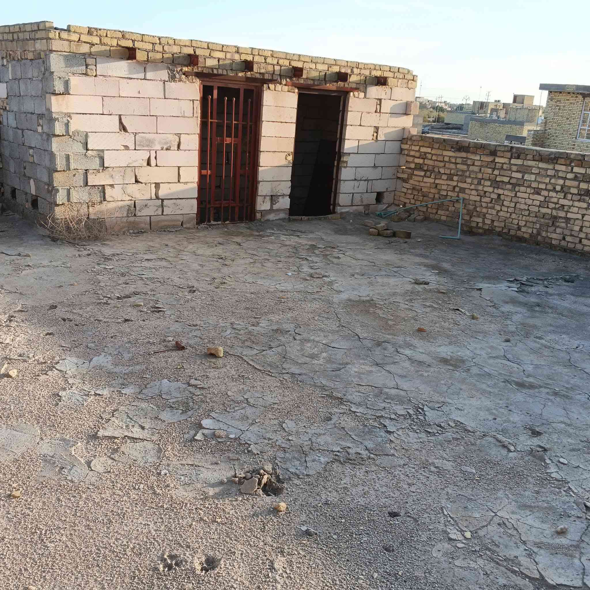 *للبيع دار في السيدية*بيع مستعجل
- *المساحة:* 125 متر مربع.
- *الموقع:* ركن مربع.
- *الأبعاد:* واجهة 10 متر، نزال 12.5 متر.
- *التفاصيل الداخلية:* استقبال، صالة، غرفة، مطبخ، صحيات.
- *التأسيسات:* مأسس ماء وكهرباء (يحتاج نواقص كما هو موضح بالصور).
- *الطابو:* طابو صرف باسم المالك مباشرة، تحويل مباشر.
- *السعر:* 28 مليون دينار عراقي (بيع مستعجل).
- *للتواصل:* *********** (متاح واتساب).
