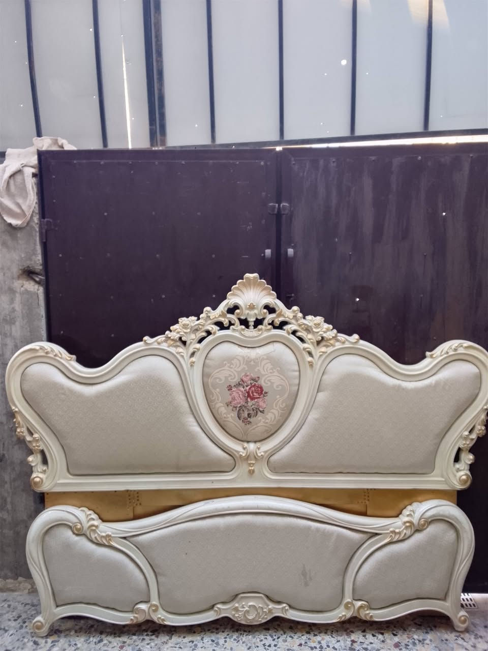 تاج جربايه عالي وناصي وكومدي فقط للبيع السعر 40الف مكاني حي الخطيب قرب اسواق تفاحة ***********
