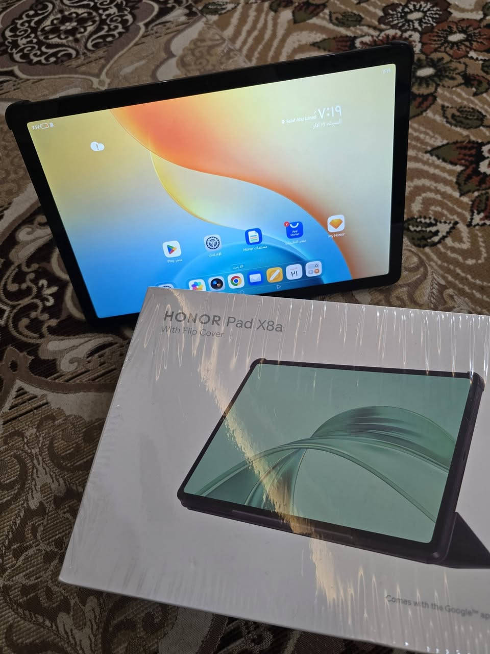 ايباد  هونر باد x8a  ملحقاته كارتون وشاحنه فقط شاحنه مامستخدمه ابد بس الكيبل مستخدم يعني فقط شاحنه ويا والموبايل بالجيس جبته ومااستخدمته نضافه ١٠٠/١٠٠ سعره ٢٠٠ او مراوس بجهاز حسب القناعه ***********
