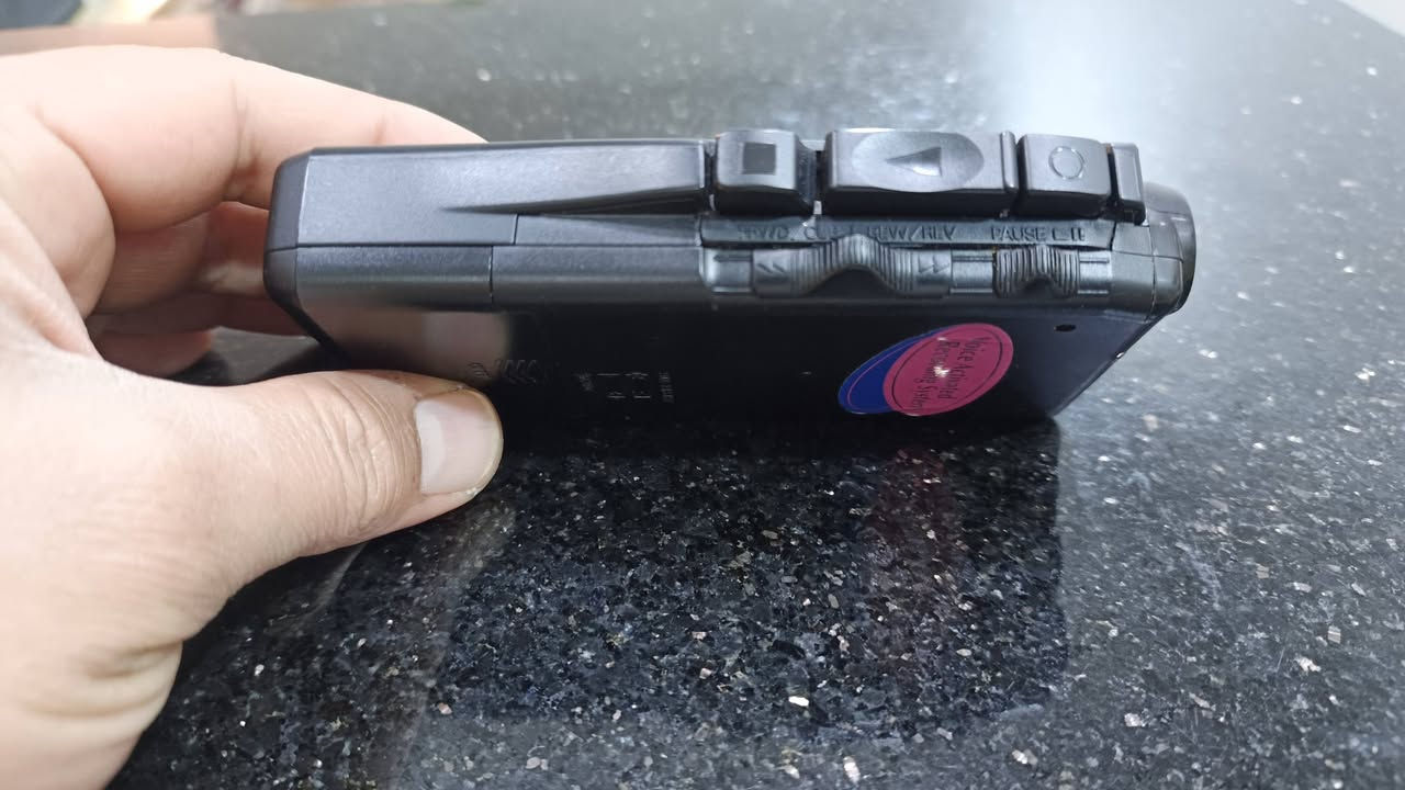 سانيو مسجل كاسيت باله انكليزية صناعه صينيه، كاسيت حجم صغير للصحفيين او تسجيل محاضرات صوته و تسجيله جداً نقي ويا كاسيت ٦٠ دقيقه قابل للاستخدام اكثر من مره يشتغلى على باتري ساعه عدد ٢.
25 الف


**إذا كنت صاحب هذا الإعلان وتريد حذفه لأي سبب، رجاءا أرسل رسالة إلى الدعم الفني**