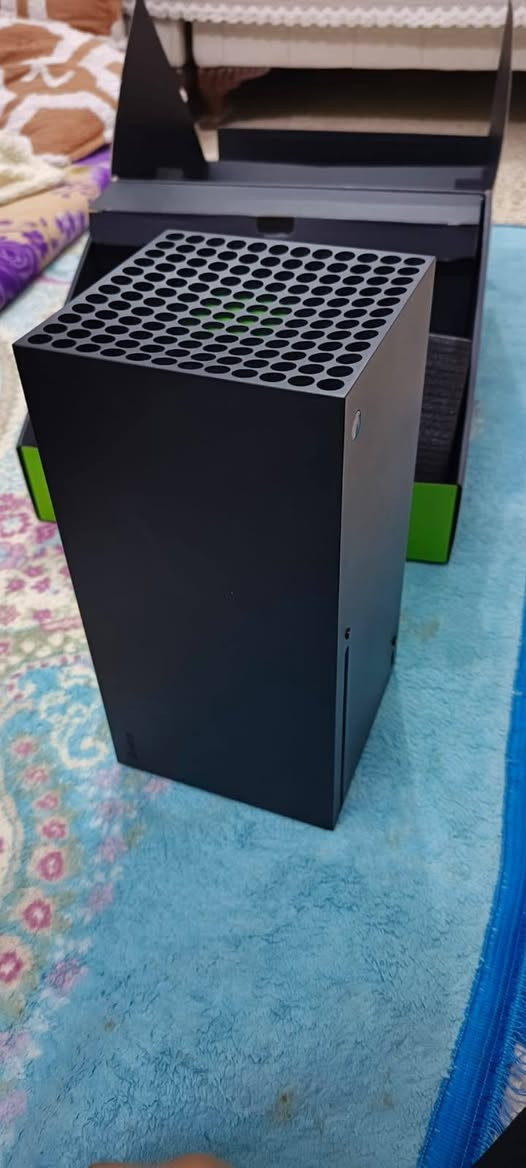 السلام عليكم شباب، جهاز للبيع  (Xbox Series X) أقوى جهاز ألعاب بالعالم، نظيف جداً وبحالة ممتازة (أخو الجديد)، شغال كامل استعمال كلش قليل وما بيه أي نقص أو مشكلة ومفحوص 100%.
​ تفاصيل ومواصفات الجهاز:
​الموديل: إصدار سنة 2022.
​الأداء: دقة 4K حقيقية وسرعة تصل لـ 120 إطار بالثانية مع ميزة الـ Quick Resume للتنقل السريع بين الألعاب.
​الهارد: 1 تيرابايت SSD (سريع جداً بتحميل الألعاب).
​ ويا الجهاز اشتراك كيم باص ألتيميت (Game Pass Ultimate) لمدة شهر ونص محضر وجاهز، يعني تستلم الجهاز وتلعب مئات الألعاب مباشرة 
 الملحقات:
​الكارتونة الرسمية مالت الجهاز موجودة.
​اليد الأصلية (الجويستيك) شغال تمام وبدون أي دفت أو مشاكل.
​كافة وايراته الأصلية (واير الباور + واير الـ HDMI عالي السرعة).
 والاتصال
​

​للتواصل والاستفسار: [*********** ] (متواجد اتصال + واتساب + ماسنجر).
بكاني ديالئ
