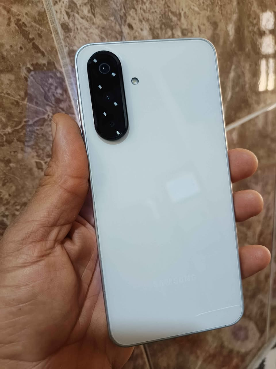 سامسونج اي 36 بدون ملحقات
جهاز نضيف ومكفول ذاكره 256
فقط بيه شخطه خفيفه بظهر الجهاز 
***********
مكاني بهادريه بدايه ابو الخصيب البصرة, العراق
