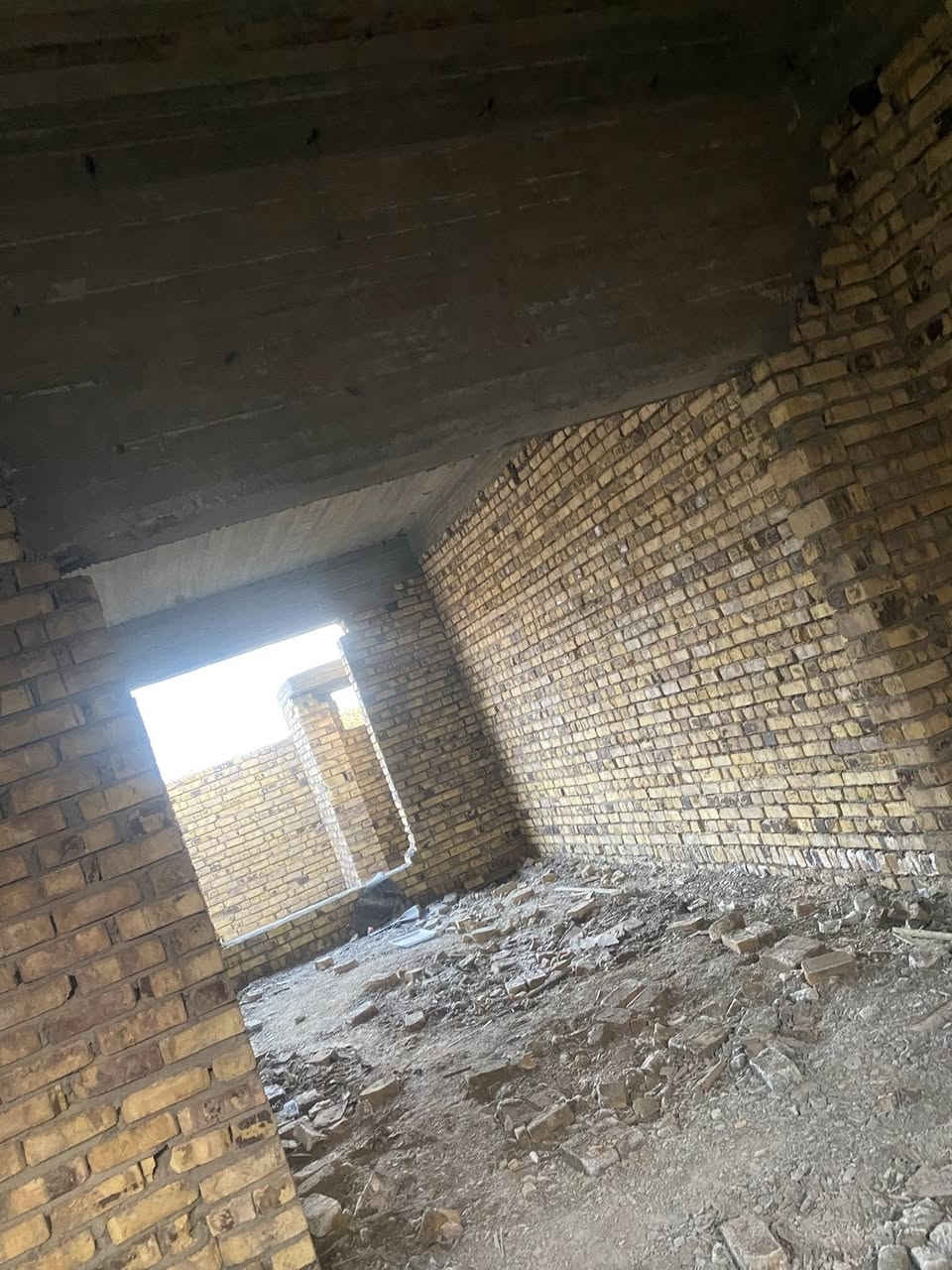 دار هيكل زراعي سند25  للبيع 🏠
📍 شارع 80 /مقابيل مول نون 

📐المساحة 180م 
•واجهة 9 ونزال 20 
مواصفات البناء :
• طابق واحد 
•بناء حديث (طابوق +كونكريت) 
•يحتاج تشطيب فقط 

•يتكون الدار من : 
•استقبال 
• مطبخ (حار+بارد)
•صالة مع حديقه داخليه 
• غرفه نوم 
•مجمع صحيات عدد 2 
تصميم هندسي كلش مرتب 

📍موقع قريب جدا على شارع عام الرئيسي خلف محلات 

للاستفسار اكثر ***********
