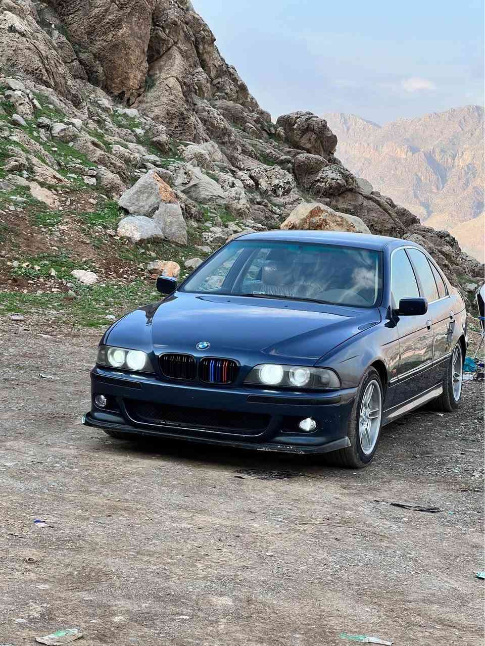 BMW سەقەڕ
مۆدیل 2001
مەکینە 525 دەبڵ دیجیتەڵە
سێ گێڕ (ئۆتۆماتیک + عادی + سپۆڕت)
مەنەفێستی ئەصڵی لەگەڵە
حاسەیە 
تڕاکشن + ABS
ناو زەرد + کوشن جڵد+کوشن هیتەرە
دەعام پێش و دوا M + ویل M
لایت زینۆن + لایت ئەڵقە
سوکان ڤۆلیۆم
تەبرید سارد و گەرم نیزام سپلیتە
تەبرید مەرکەزی 
سەیارەکە ساغە نەموس نەبڕاوەیە 
بێ دەعم و لێدراو
سەیارەکە بێ عەیب و عارە 
سعریشی 45 گەڵا و معامەلەیەکی کەم
سەیارەکە سوکانی محەوەر
زۆر بەجوانی چاک کراوە هەستی پێناکەی  
ژ.م خاوەنی//*********** رانية, السليمانية
