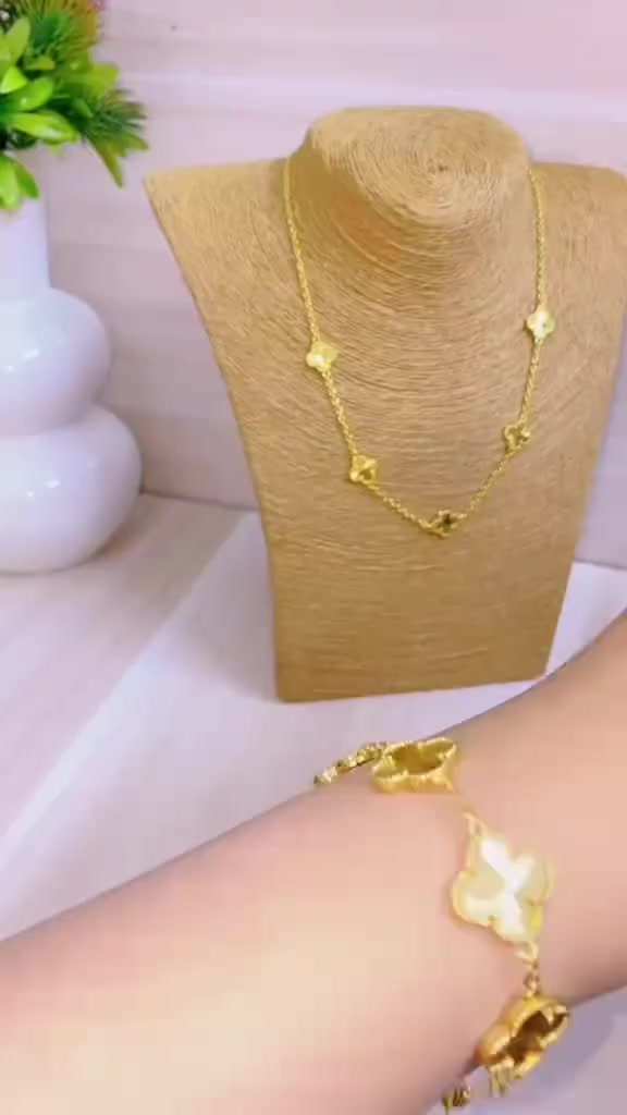 ✨ فخامة تليق بذوقك الراقي ✨
طقم فان كليف (سوار + قلادة) لمسة أناقة ناعمة تخطف الأنظار وتكمّل إطلالتك بكل رقي 🤍
اختاري التميز وخلّي تفاصيلك تحكي عنك 💫
💎 قطعة واحدة… حضور لا يُنسى
اطلبيه الآن وكوني الأجمل بكل مناسبة!
سعر 8 كامل


**إذا كنت صاحب هذا الإعلان وتريد حذفه لأي سبب، رجاءا أرسل رسالة إلى الدعم الفني**