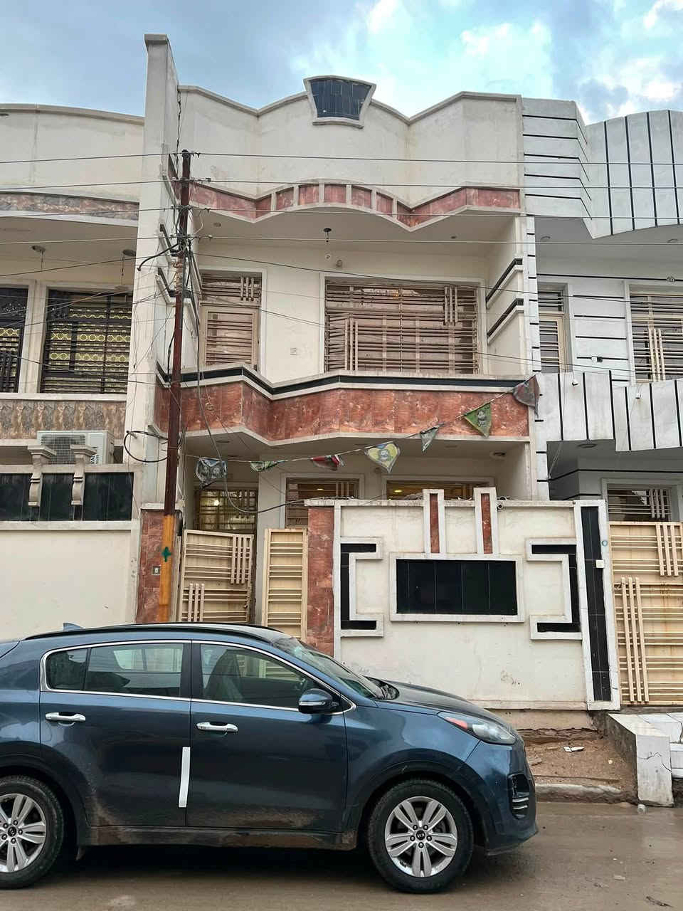 بيت للبيع المساحه110
الموقع سكينه مقابيل بانزين خانه الجبهه 
ثالث فرع عن الشارع العام  يبعد 100متر عن سريع القناه

الطابق الاول يحتوي على استقبال و مطبخ و غرفه نوم وحمامات عدد 2

الطابق الثاني يحتوي على غرفه نوم و صاله و حمام 
و الغرفه الثانيه ماكامله 
السطح مطبگ شتايگر البيت كامل و فارغ تجيب غراظك و تگعد 

السعر خاص 
رقم الهاتف ***********
