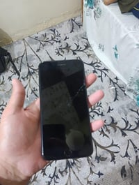 ايفون ٧بلاص ذكره ١٢٨بطاريه١٠٠ شاشه فقط مكسور باقي كله شغال وشرط سعر 70...