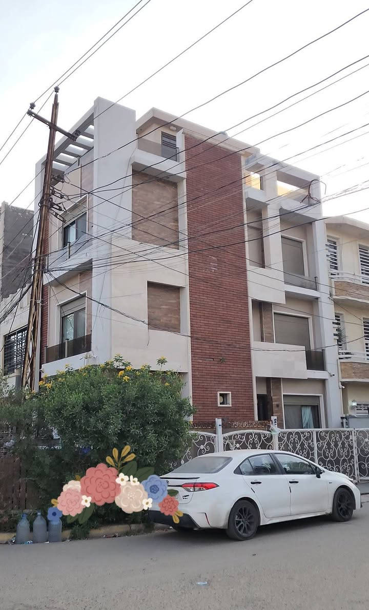 السلام عليكم .. بيت ٥٠م مميز بموقعة ركن في مربع الاقتصاديين عالشارع الرئيسي شارع مدرسة الفردوس قرب جسر السفارات وخدمي المطار (٤ غرف نوم / ثلاث حمامات/ مطبخ + صالة ) رصيف ٤م مستغل كراج وحديقة خارجية.. البيت واجهة مرمر + جف قيم + بورسلين باركيه شبابيك سلايد المنيوم كبيرة + ابجورات كهربائية.. تأسيسات صحية بوري الماني عازل . البيت كله ديكورات 
للأستفسار الاتصال .. 
*********** صاحب الدار مباشر
