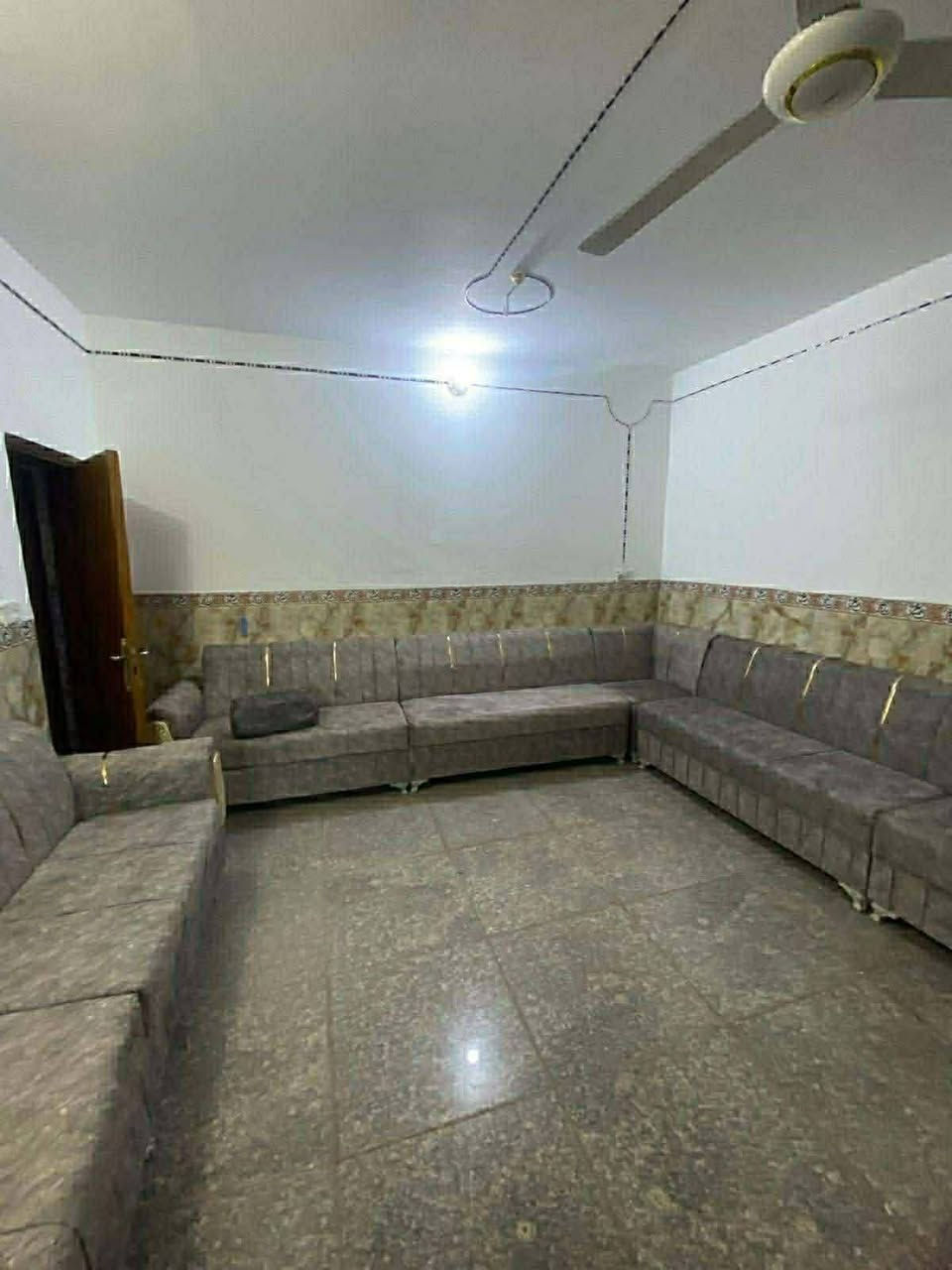السلام عليكم
دار للبيع العنوان شارع 80 المهندسين مقابيل مدينة ألعاب أرض بابل 

المساحة 200 متر طابو صرف 

يبعد عن شارع 80 حوالي 70 متر 

يحتوي على 2 غرف نوم ومطبخ وكلدور وصالة وصحيات خارجية وداخليه 

للاستفسار اكثر الاتصال ع الرقم التالي

***********
مكلف بالنشر
