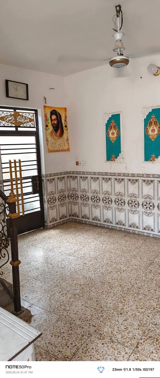 السلام عليكم.. دار للبيع مساحه 100 م. يحتوي على استقبال و صاله ومطبخ وغرفه نوم بناء حديث سنة 2024 العنوان حي طارق مقابل حسين المضمد نهاية الشارع  البيت ركن شارع جاهر من كل شي للاستفسار ***********
