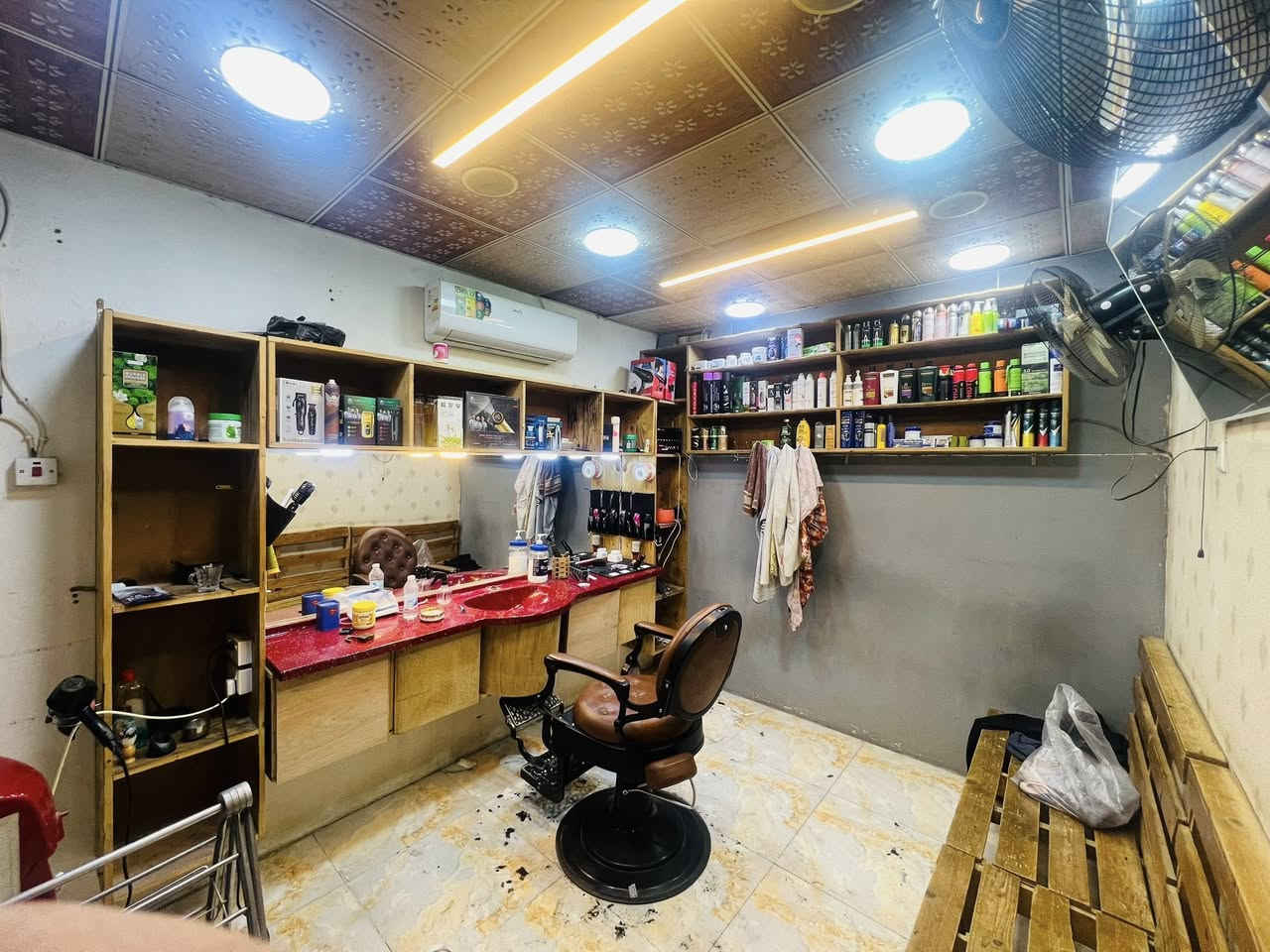 سلام عليكم ديكور محل حلاقة كامل ديكور خشب تصنيع يدوي مع مرايات و قنفات وكرسي حلاقة ملكي ورفوف ومغسلة كاملة مرمر 
اكثر تفاصيل علق واني ادخلك خاص


**إذا كنت صاحب هذا الإعلان وتريد حذفه لأي سبب، رجاءا أرسل رسالة إلى الدعم الفني**