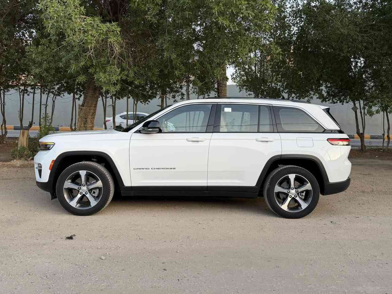 جيب گراند شيروكي - Jeep Grand Cherokee
خليجية وكالة هارلم مكفولة ٢٠٢٣ 
‏فئة( LIMITED) مكينة ٦ سلندر 

ماشية ٤٦
فول مواصفات ‏‎‏‎لمتيد

‏‎‏‎- بصمة تشغيل 

‏‎‏‎- بصمة أبواب 

‏‎‏‎-تشغيل عن بعد 

‏‎‏‎-ترحيب عند الاقتراب 

-رادار امامي 

-رادار جانبي 

-رادار خلفي 

- توقف ذاتي خلفي

‏‎‏‎-كشنات جلد 

-اشاره بالمرايه 

-حساس امامي خلفي 

‏‎‏‎-شاشه كبيره تدعم نظام الأبل كار باي ونظام الاندرويد

-شاشه عداد ديجتال

-فتحت سقف  بانوراما

‏‎-اوتو ستوب

‏‎-وضعيات قياده 

- سستم صوت الباين

‏‎‏‎-كشنات كهرباء تدفئة تبريد 

-كشن السايق خزن ميمور

-ستيرن تدفئة

‏‎‏‎- تبريد مركزي 

‏‎‏‎- بگ لايت LED 

‏‎-صندوق كهربائي

‏‎‏‎-فول تحكم ستيرن

‏‎‏‎-تحديد سرعه 

‏‎‏‎-مانع انزلاق 

‏‎‏‎-ليد نهاري

‏‎‏‎-كامره خلفيه دواره 

‏‎‏‎باقي المواصفات معروفه 

‏‎‏رقم السياره بغداد باسمي 

‏‎‏‎للأستفسار.     — ***********
