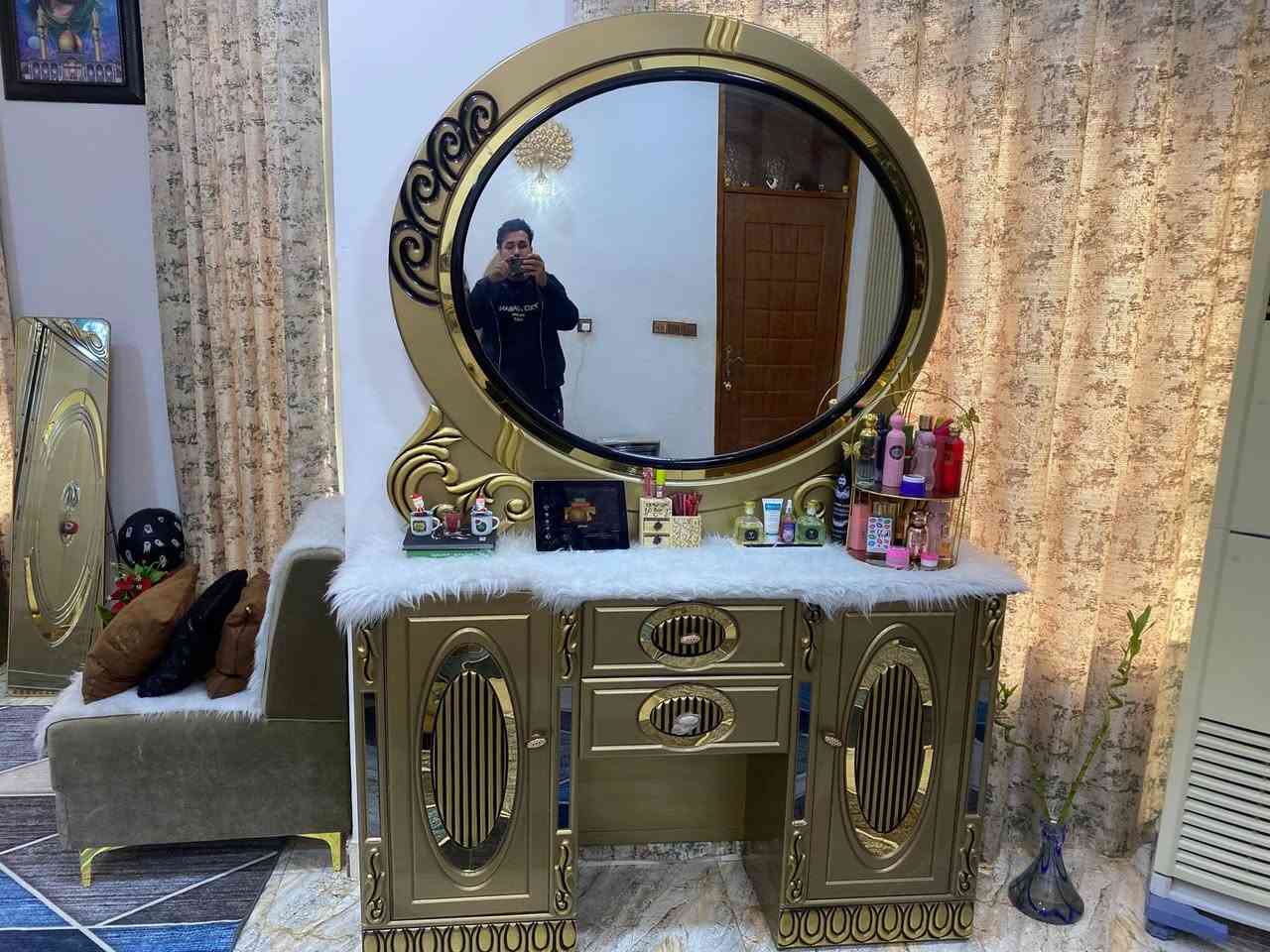 غرفة موديل الملكة مستخدمة نضافة 90‎%‎ صبغ حراري اصلي درجة اولى لون برونزي على ذهبي تصميم تركي شغل عراقي الوجة سي ان سي 8 ملم والداخل صاج طبيعي 5 ملم الضهر چرچوبة شد براغي  الزاوية بأرتفاع الكنتور وبعمق الكنتور + شازلون قاصه سريه والكومديات يكونن منفصلات عن الچرباية وفوق الكومدي يكون تاج  للأستفسار واتساب *********** مكاني بغداد وعندي توصيل لكل المحافظات
