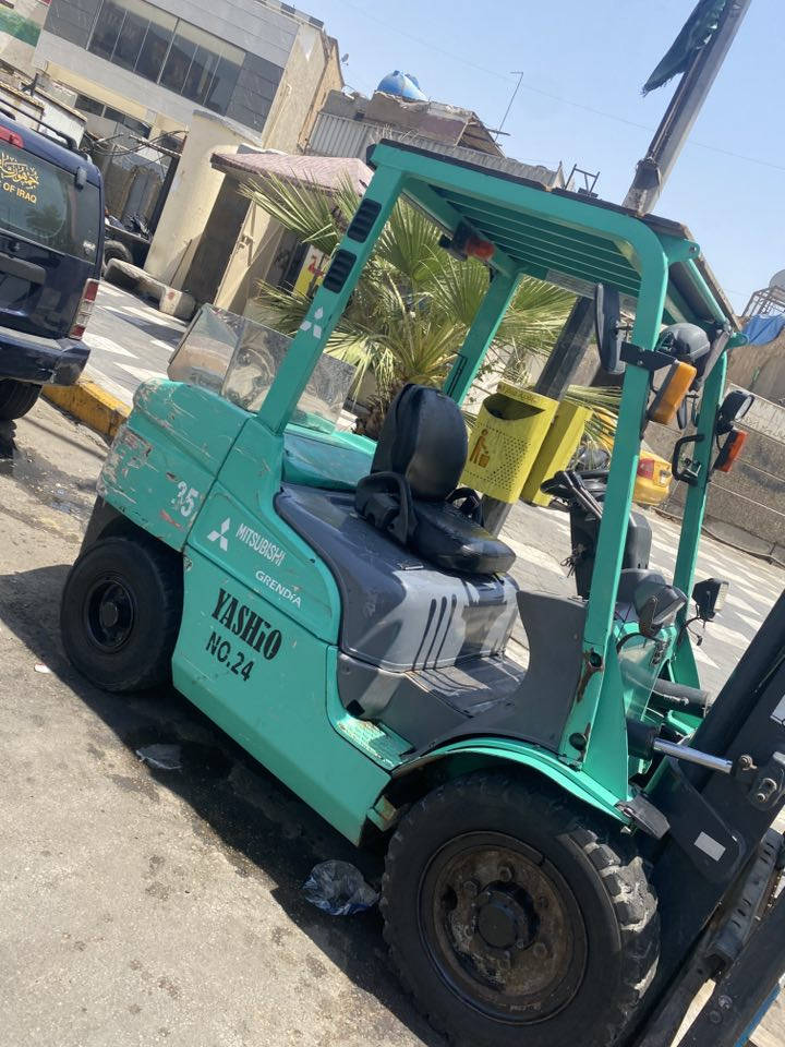 متسوبيشي ***********
3ونص طن
3حركات جب ناصي 
غاز وبانزين 
مكان بغداد
