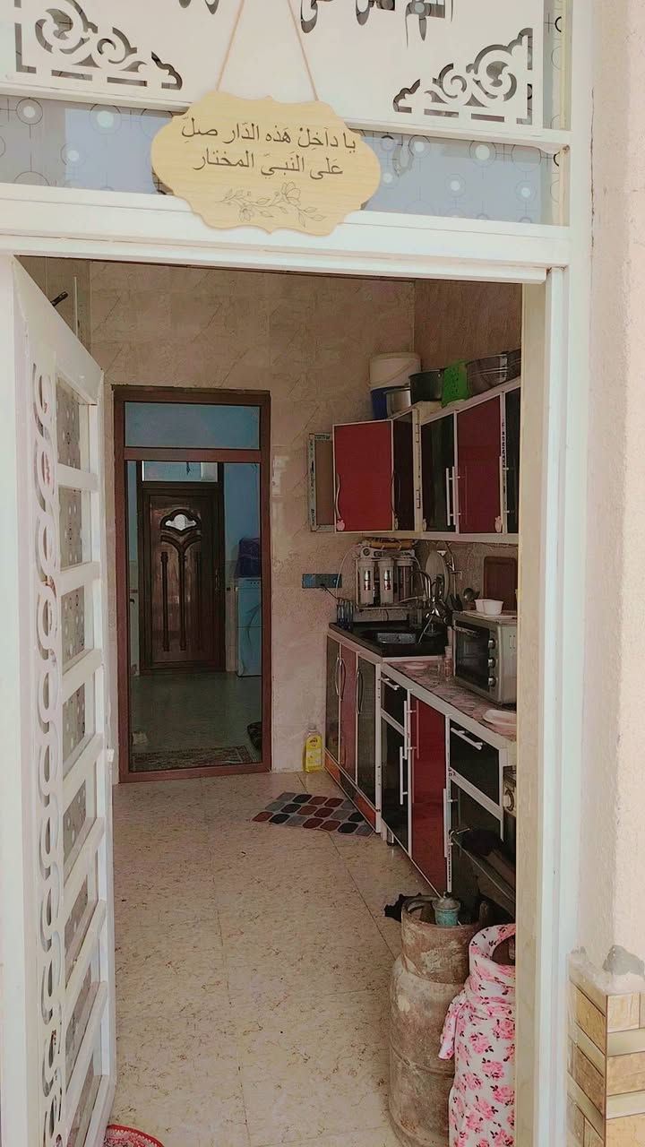 للبيع بيت 100 م بناء طبوك جمهور صارله سنه من كملته بي غرفتين صالتين مطبخ ستقبال حمام داخلي حمام خارجي مع تواليت قرب سيطرة البراهيميه عمود 207 منطقة العامريه السعر 55 زراعي سند 25 يبعد عن الشارع العام مشي 10 دقايق خابر واتساب *********** الشراي هلا بيه
