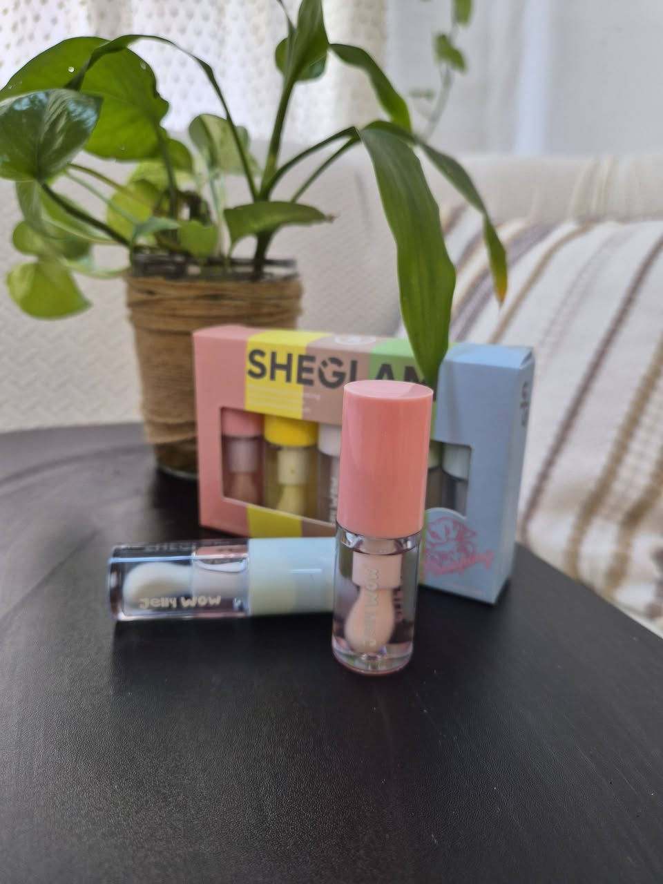 "لمعة شفاه جذابة ومثالية.. 💖✨
​وصلنا ملمع الشفاه (Lip Gloss) من Kathy Cat، القطعة اللي تخلي شفايفكِ تبين ممتلئة، صحية، وبلمعة خيالية تدوم!
تركيبته مو دبقة، خفيفة على الشفاه، وتنطي إطلالة "اللوك الطبيعي" اللي كلنا نحبه.
​✅ ليش راح تعشقيه؟
​لمعة زجاجية: تعطي مظهر ممتلئ وجذاب فوراً.
​ترطيب وتنعيم: تحافظ على شفايفكِ ناعمة ومحمية.
​تنوع الألوان: ألوان هادئة وراقية تناسب كل إطلالاتكِ.
​💰 العرض الاقتصادي من Beauty Girl:
​القطعة الواحدة: بـ 1,500 دينار فقط.
​السيت الكامل (5 قطع): بـ 5,000 دينار فقط! 
​🚗 التوصيل متوفر داخل بسماية.
الكمية محدودة جداً، اختاري ألوانكِ وراسليني على الخاص قبل ما تخلص! 💌"


**إذا كنت صاحب هذا الإعلان وتريد حذفه لأي سبب، رجاءا أرسل رسالة إلى الدعم الفني**