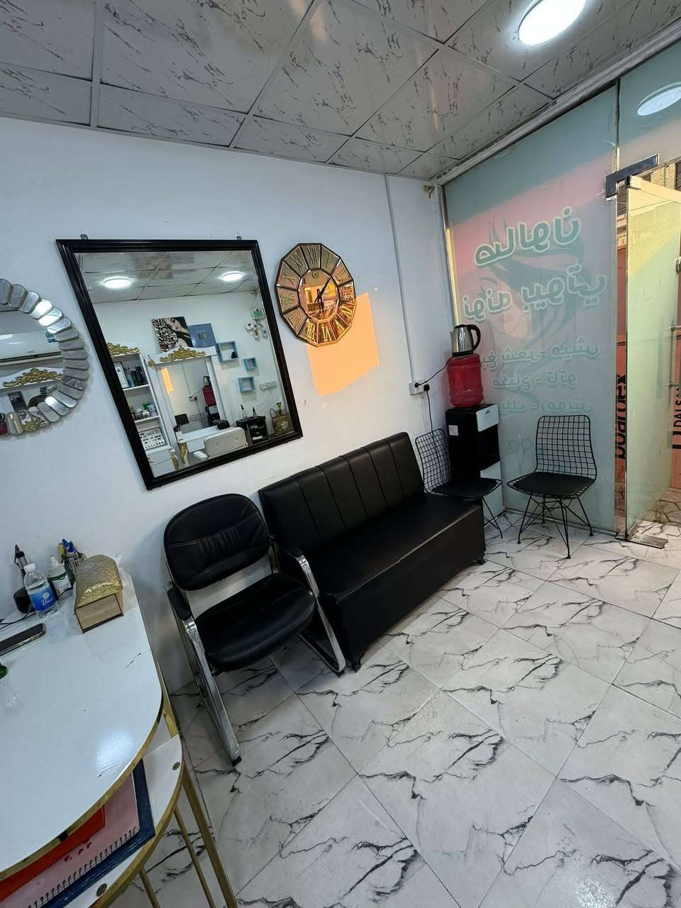 سلام عليكم صالون للبيع كامل الي موضح بل صوره ب5 ملاين وبي مجال *********** وتساب

