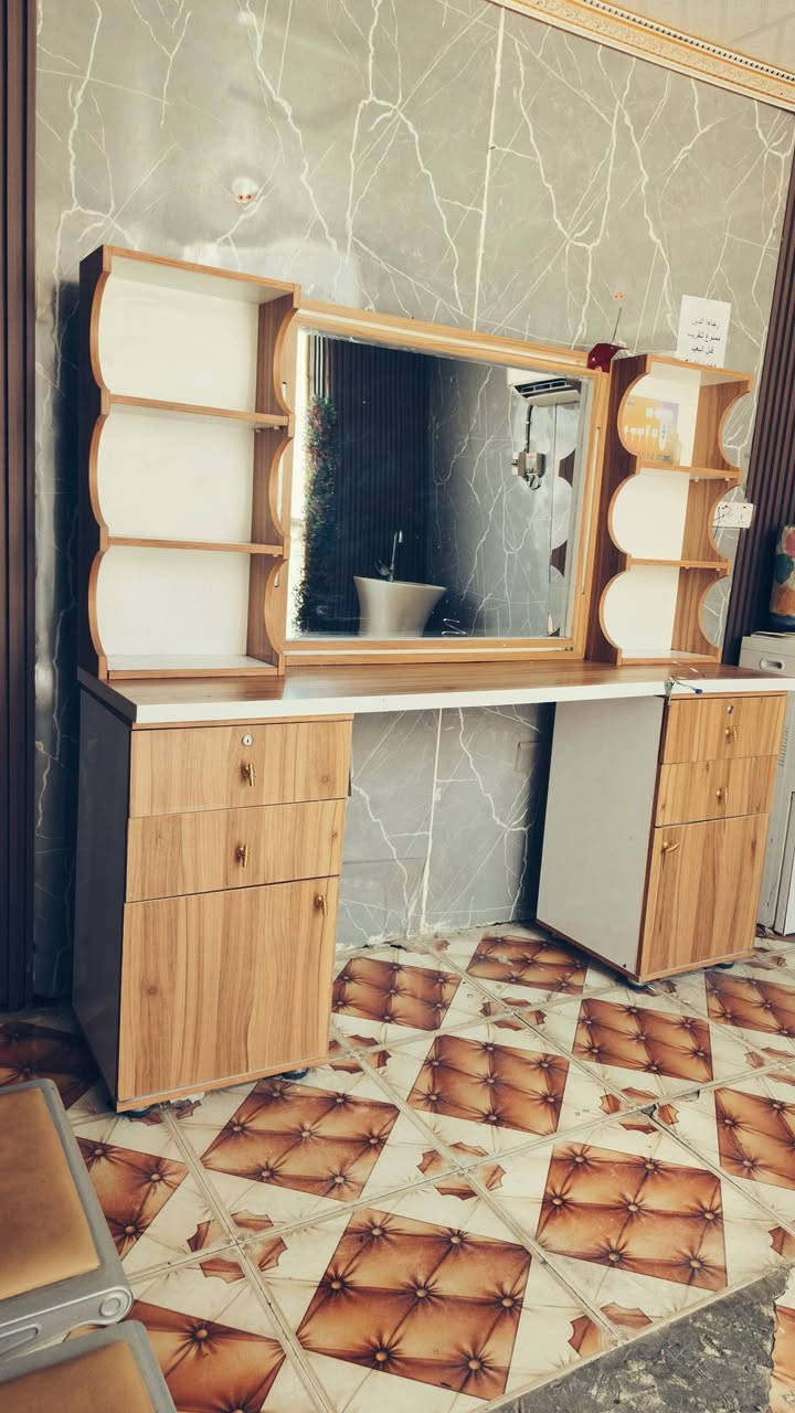 السلام عليكم 
ميز حلاقة قطعتين تسكام جدا نضيف والحجم مناسب  لكل محلات الحلاقه سعره 250 الف 
+مصطبات عدد ثنين  100 الف 
+ مغسلة تعليق جديده 30 الف 
متواجد فقط على هذا رقم ***********
