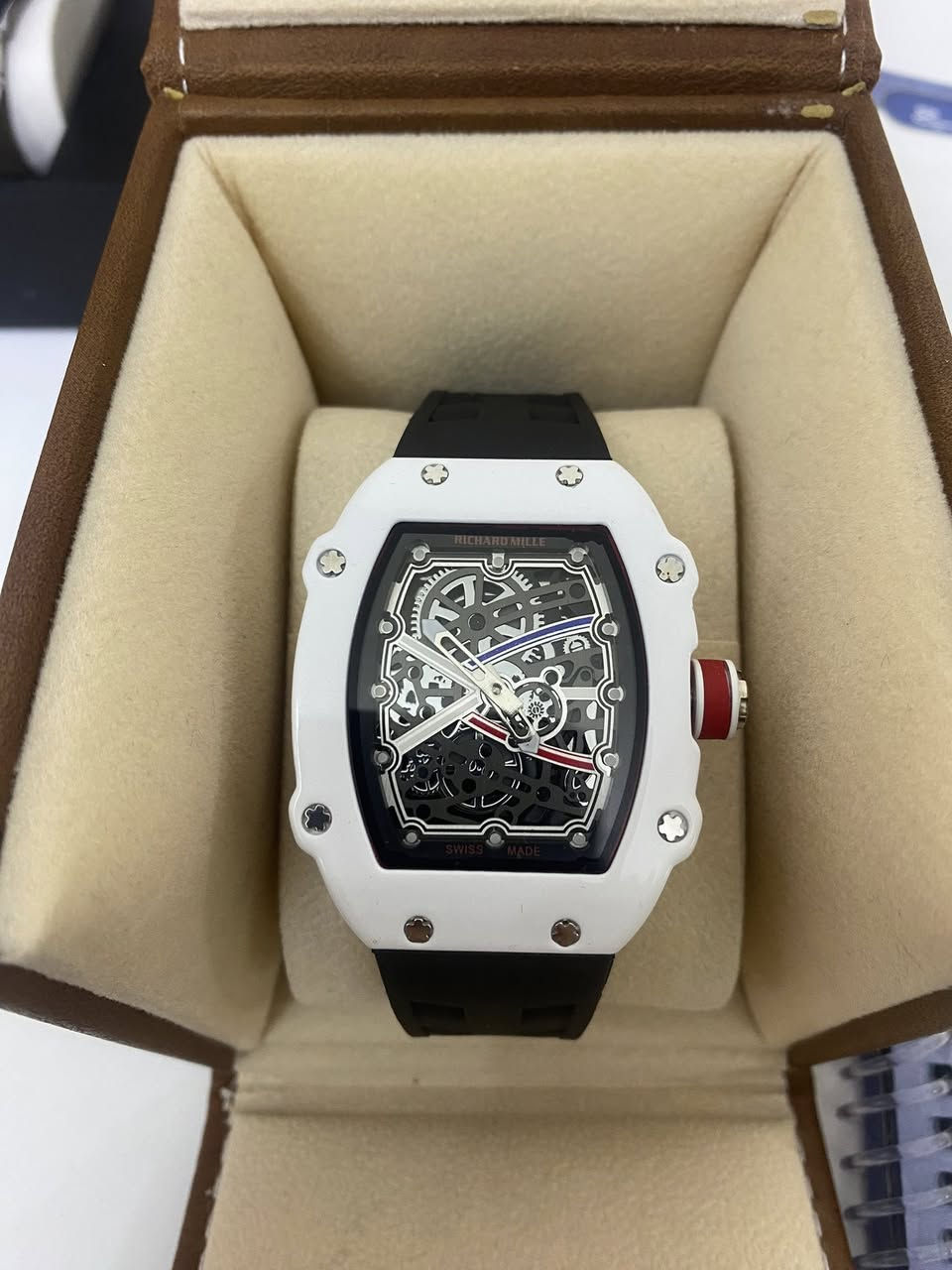 شلعه ساعات ب 170 الف قفل كلهن بطاريه ولمينوس بعلبهم وعلاكاتهم تجي وياهم ساعتين نسائي  هديه اكو توصيل ***********
