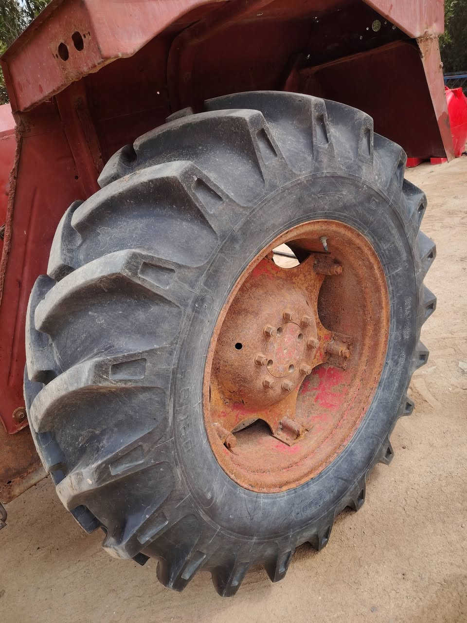 للبيع عنتر موديل ٨٣ نضيفه شادلهة تخم تايرات وسلف جديد شغاله نكره سلف وراهة خرماشه  مكينه نضيفه انضف من الصوره مكان المكينه النجف ناحيه الحيدريه خان النص السعر ب  ((٤ ملايين)) و بيهة مجال للشراي
***********
***********
