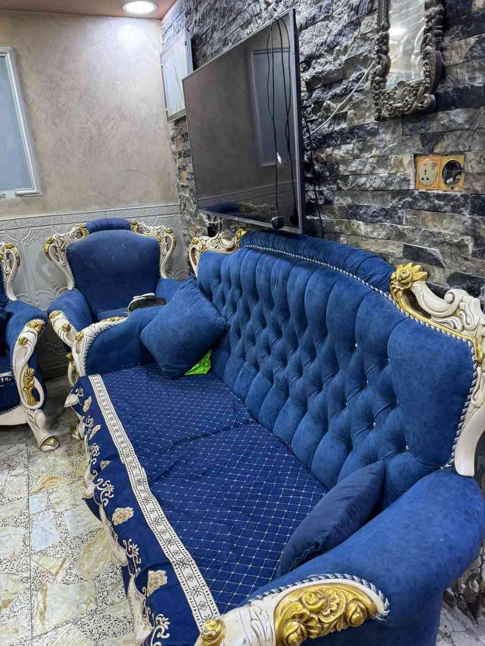 السلام عليكم تخم ملكي ١٠ مقاعد تزكام نضيف وجديد مابي اي ضرر ولا كسر للاستفسار مراسلة الرقم ***********
