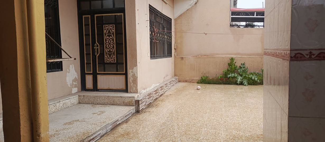 دار للأيجار مساحة 220متر في حي المغرب طابقين كاشي وسيراميك وسقوف ثانوية أربع غرف نوم وهول ومطبخ وصحيات واستقبال وكراج سياره مكتب دار الأمين للعقار *********** ***********
